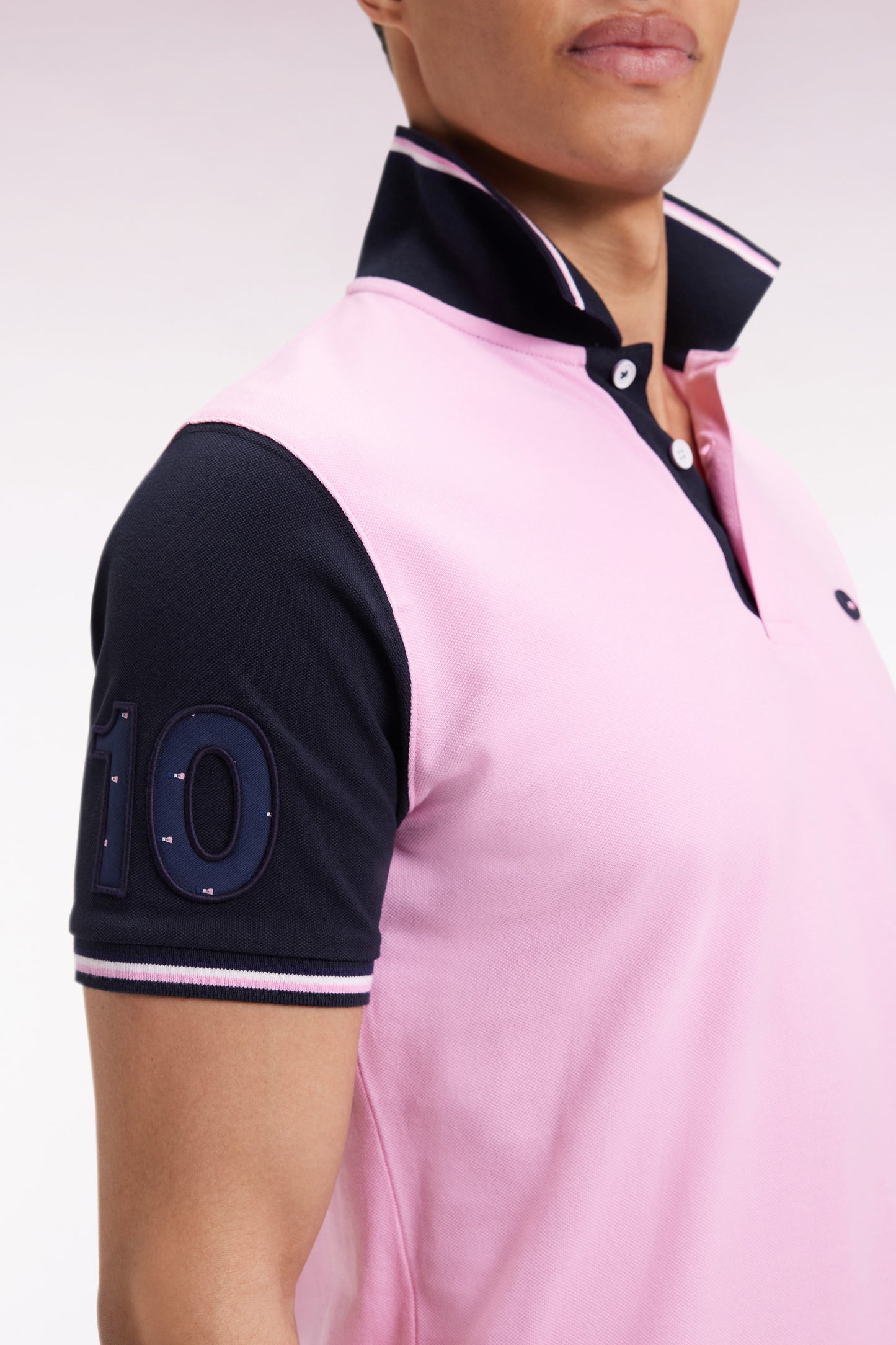 Polo manches courtes rose et marine finitions tricolores coupe droite