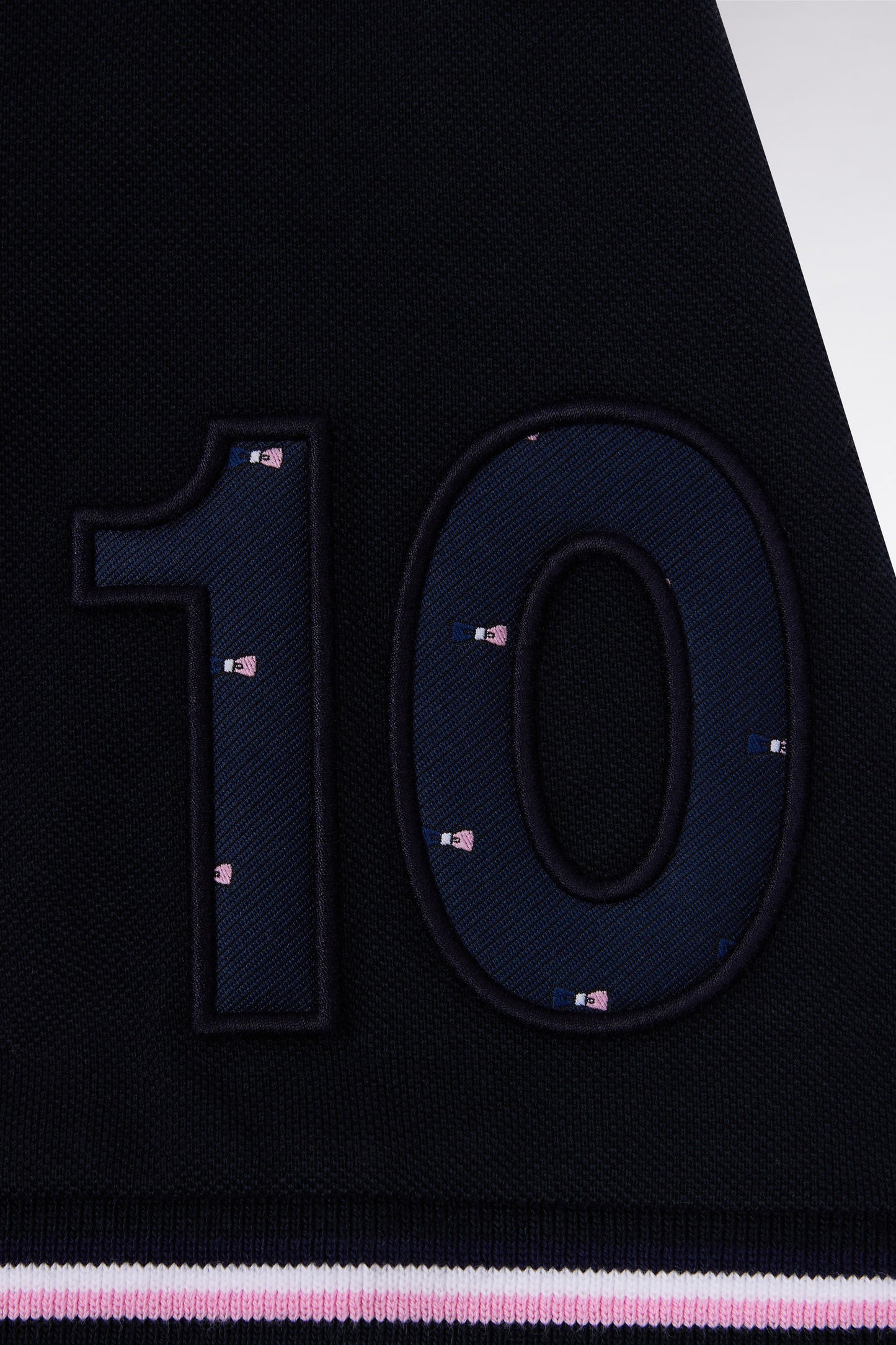 Polo manches courtes rose et marine finitions tricolores coupe droite