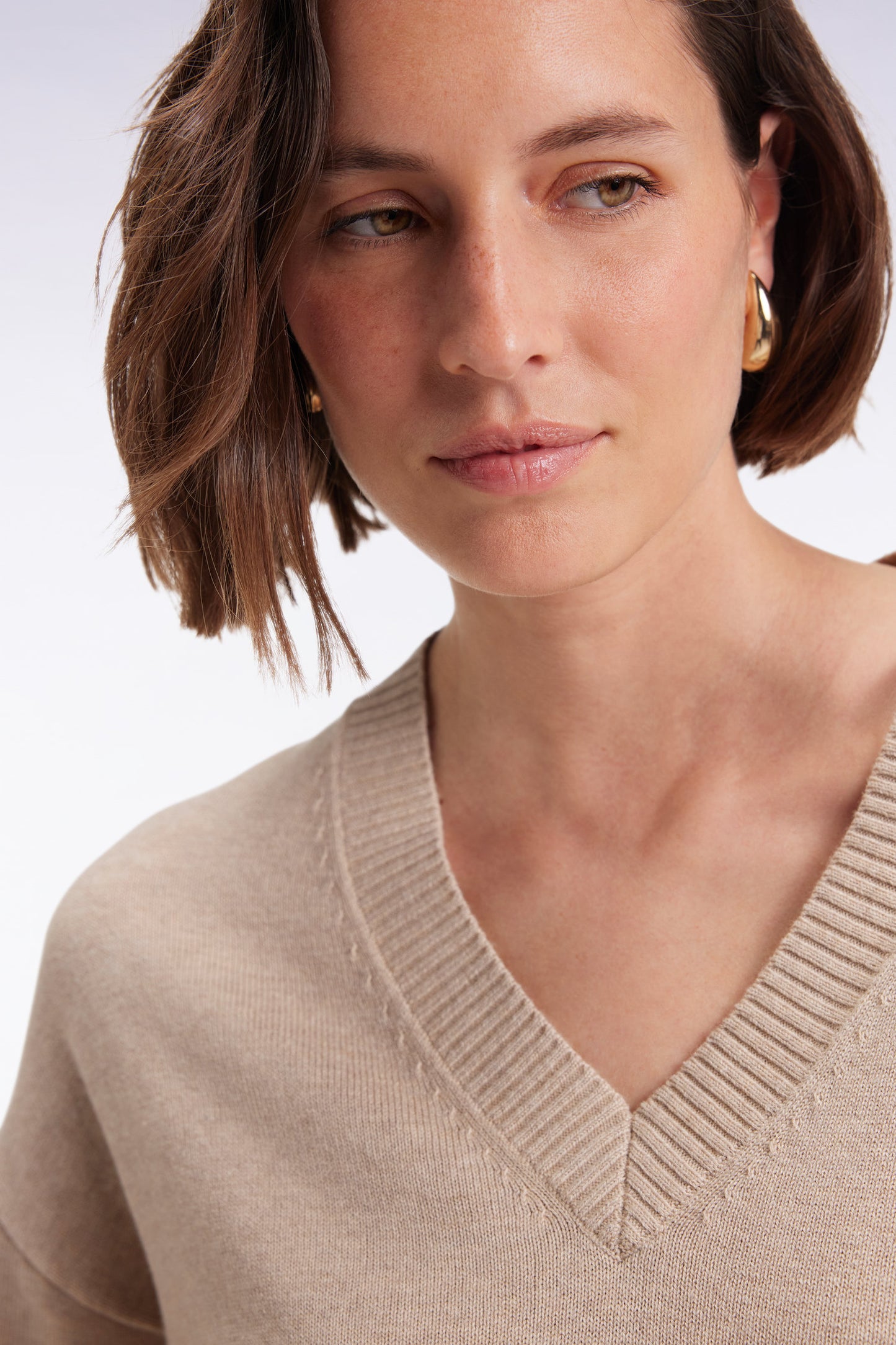 Pull à col V en laine et coton beige coupe Relaxed