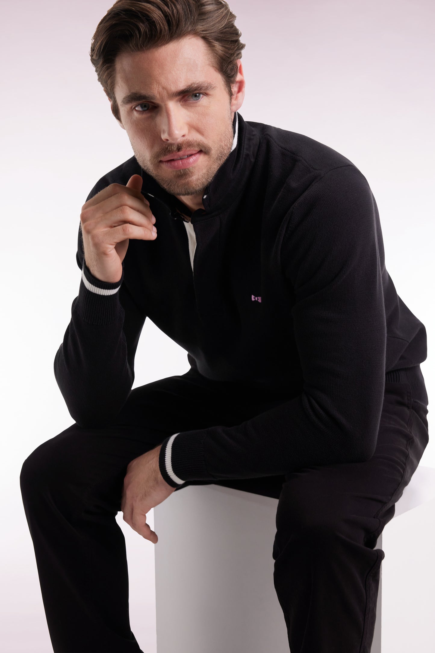 Pull col maillot en coton noir broderie 10
