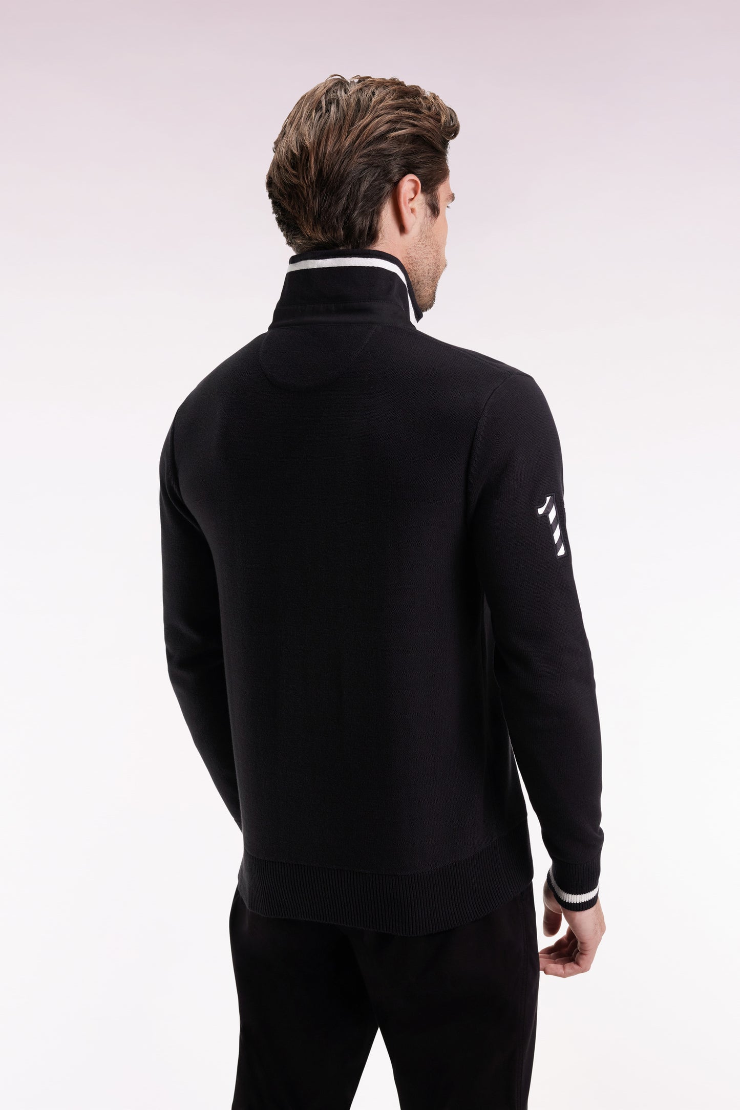 Pull col maillot en coton noir broderie 10