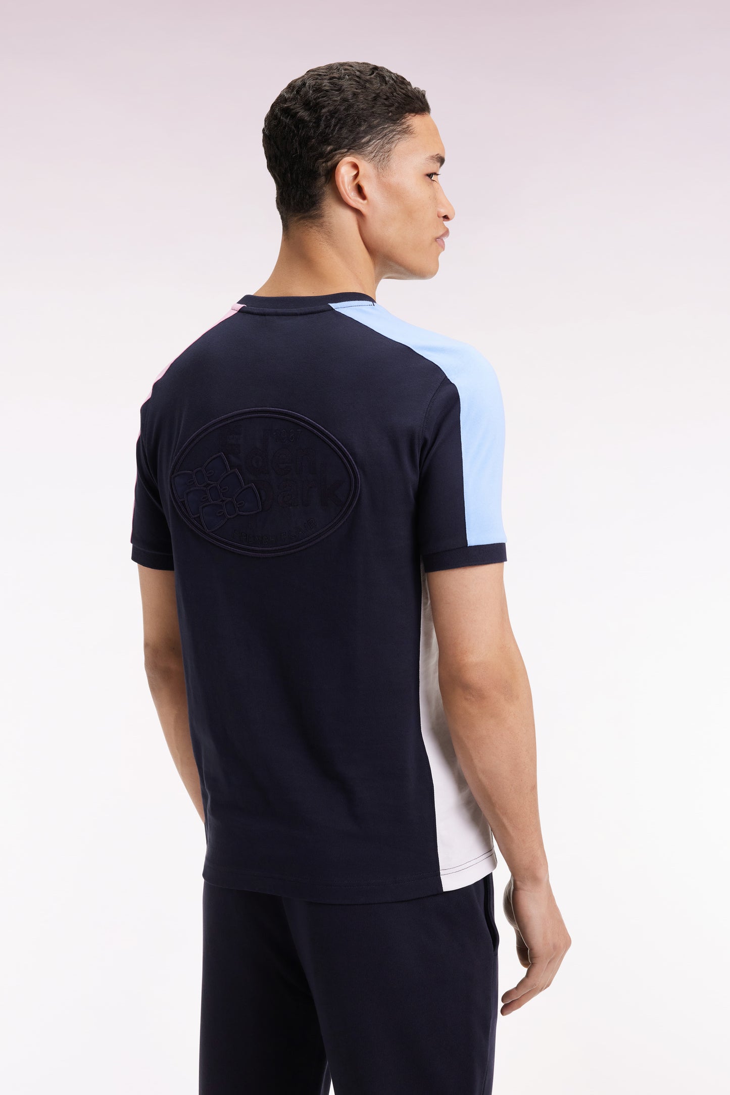 T-shirt à manches courtes en coton marine découpes colorées