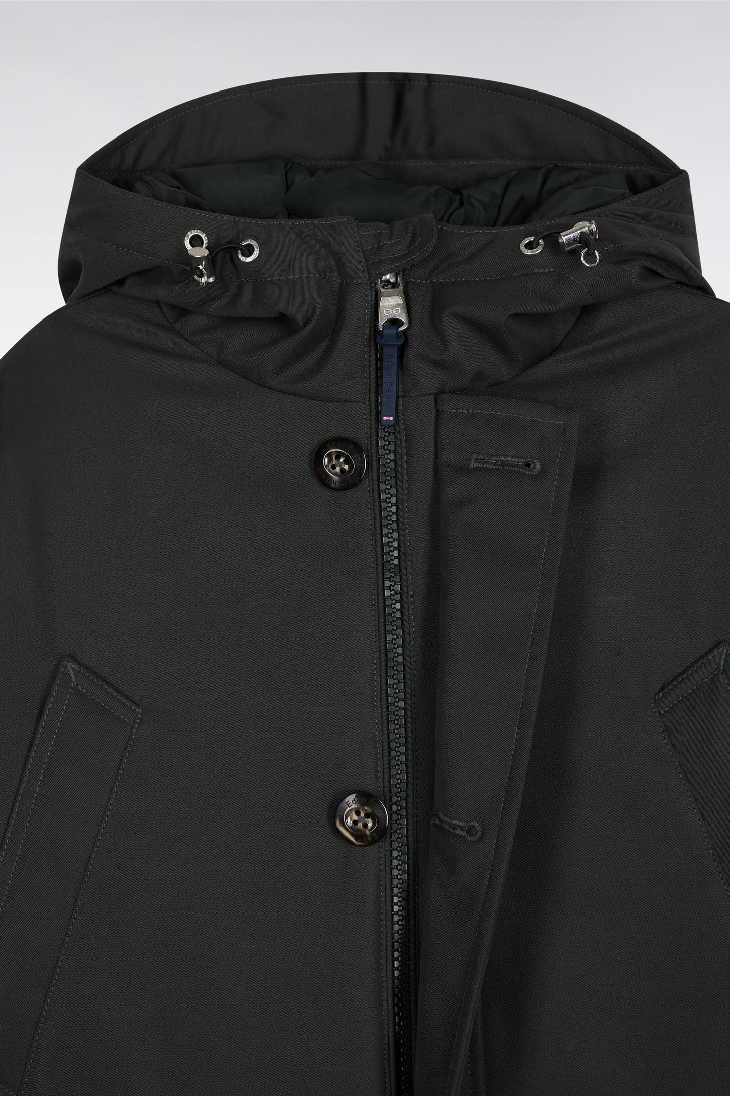 Parka courte en nylon kaki à poches plaquées