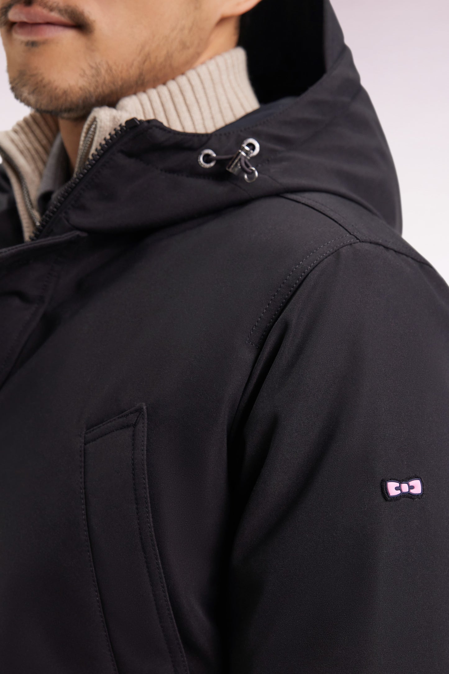 Parka courte en nylon noir à poches plaquées