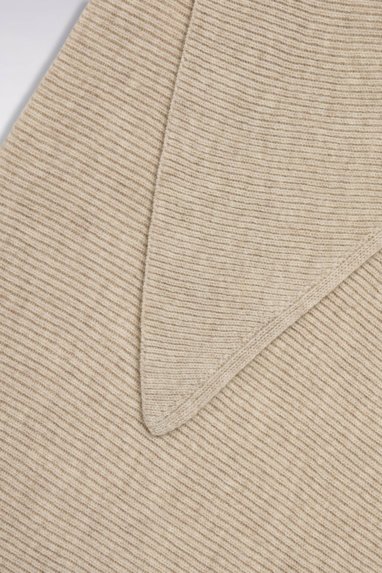 Écharpe triangle en laine vierge et cachemire beige