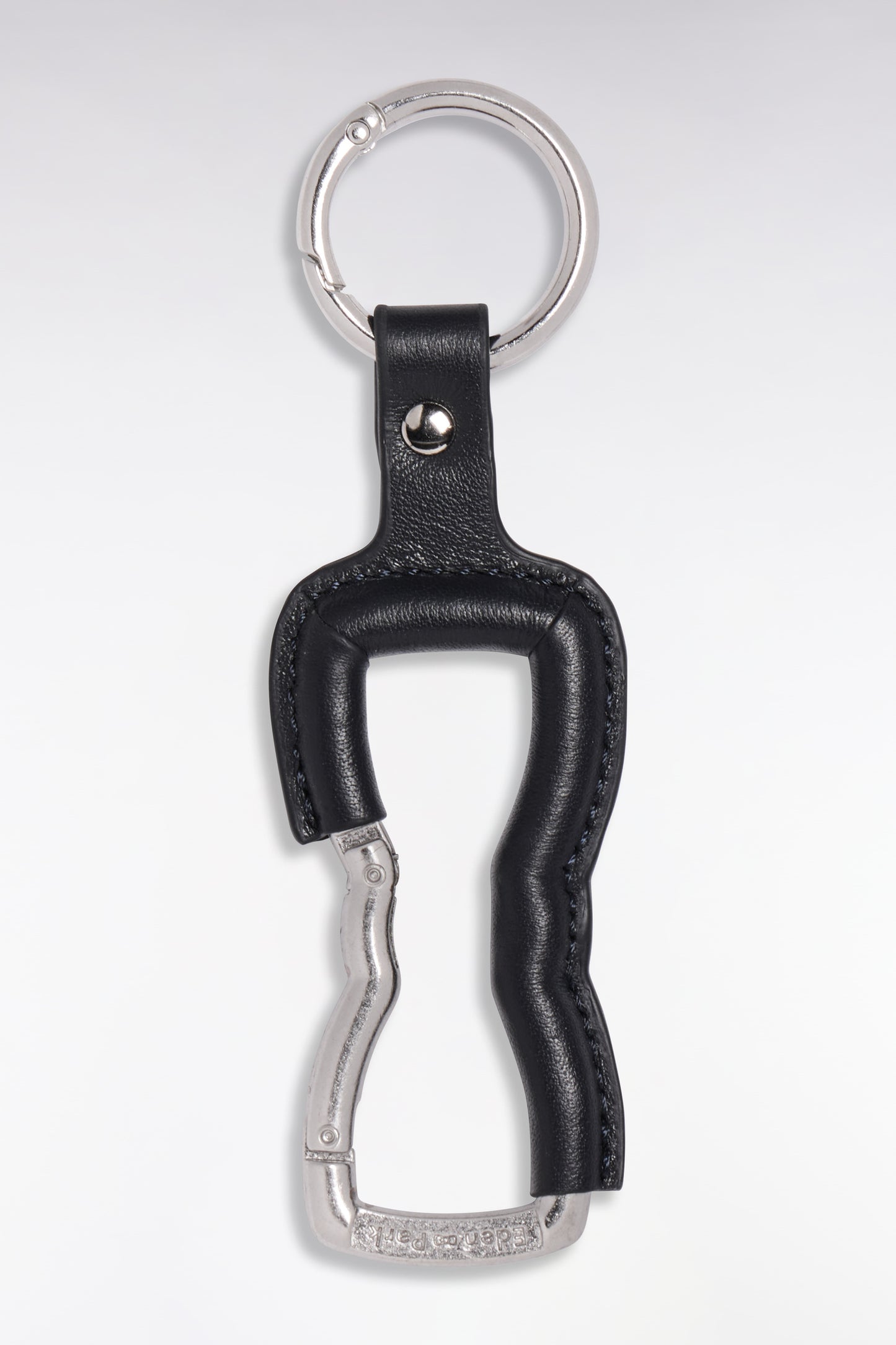 Porte-clés mousqueton nœud papillon en métal argenté et cuir marine