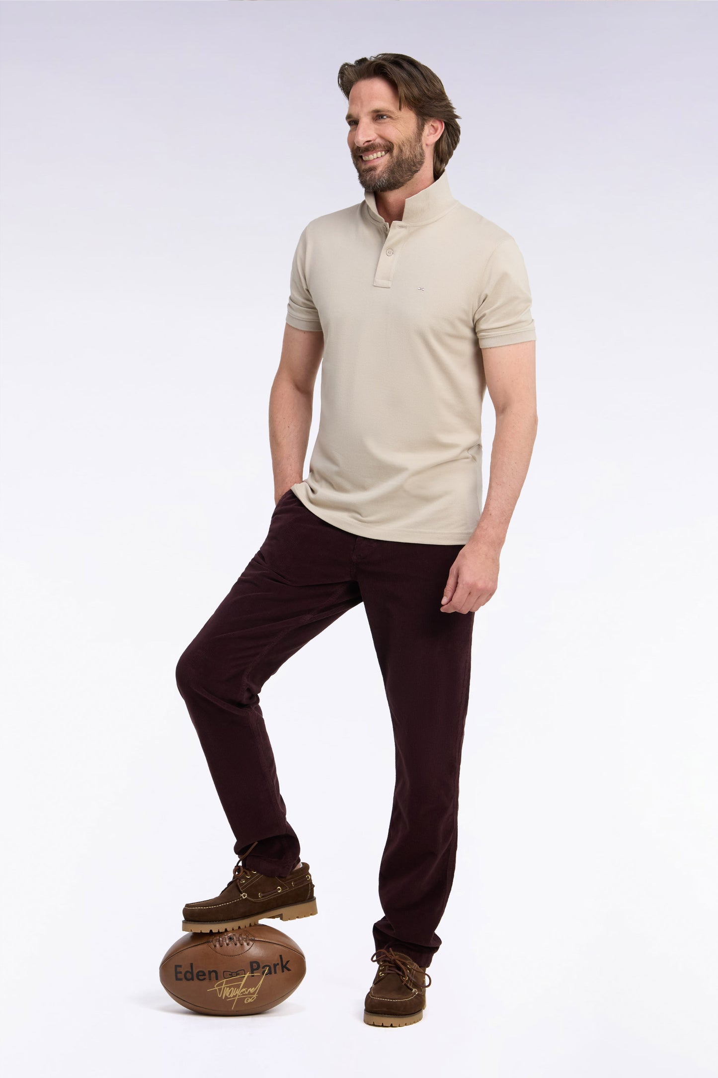 Pantalon chino sans plis en velours côtelé marron coupe regular