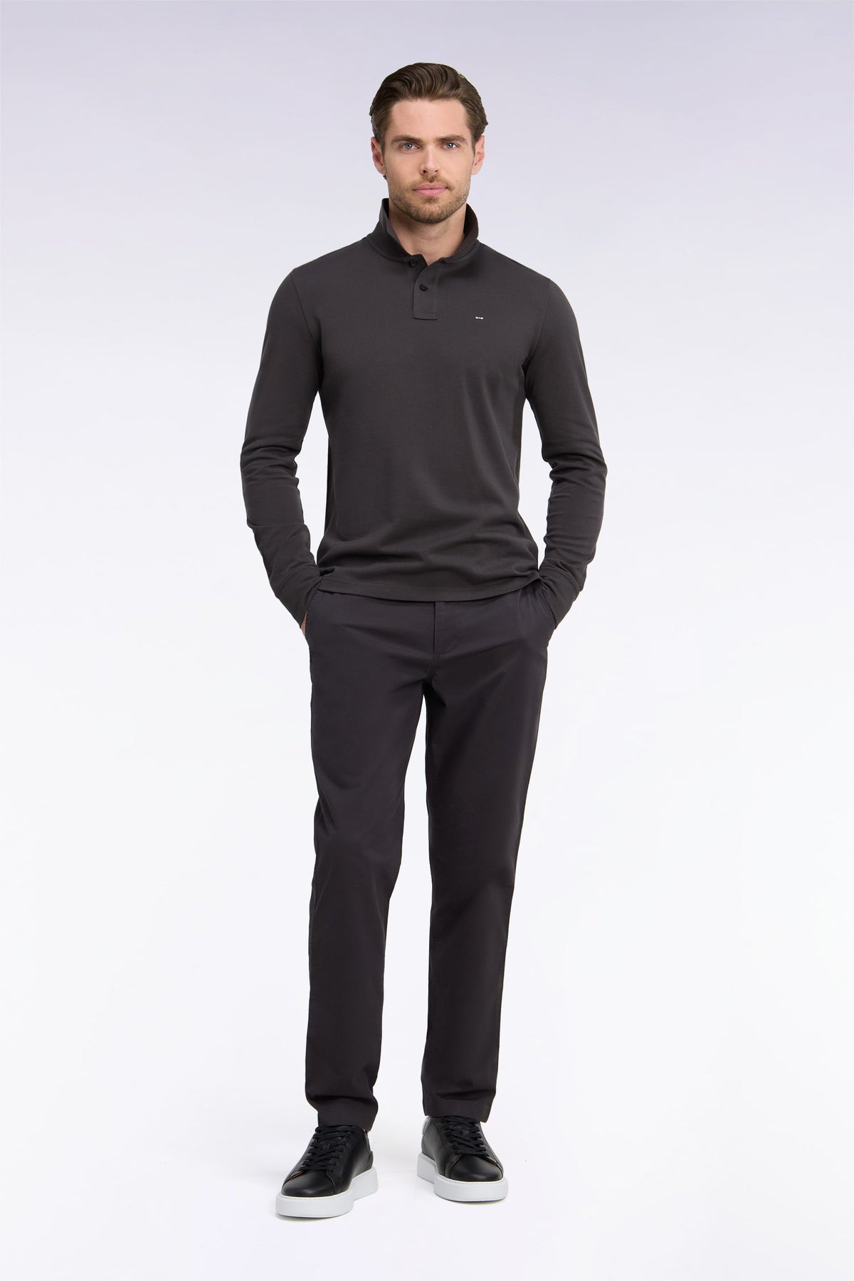 Pantalon chino sans plis en piqué de coton stretch marron coupe regular