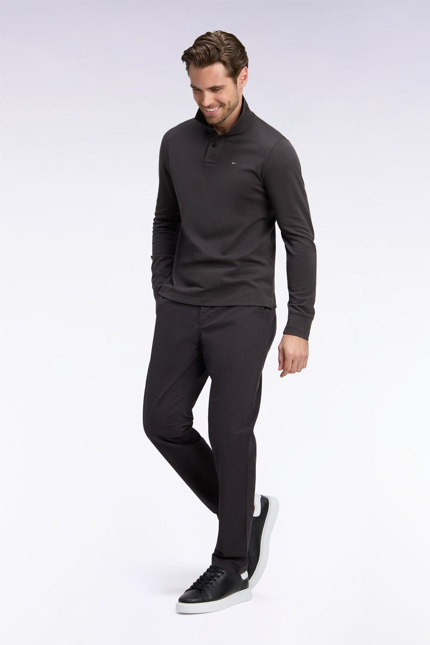 Pantalon chino sans plis en piqué de coton stretch marron coupe regular
