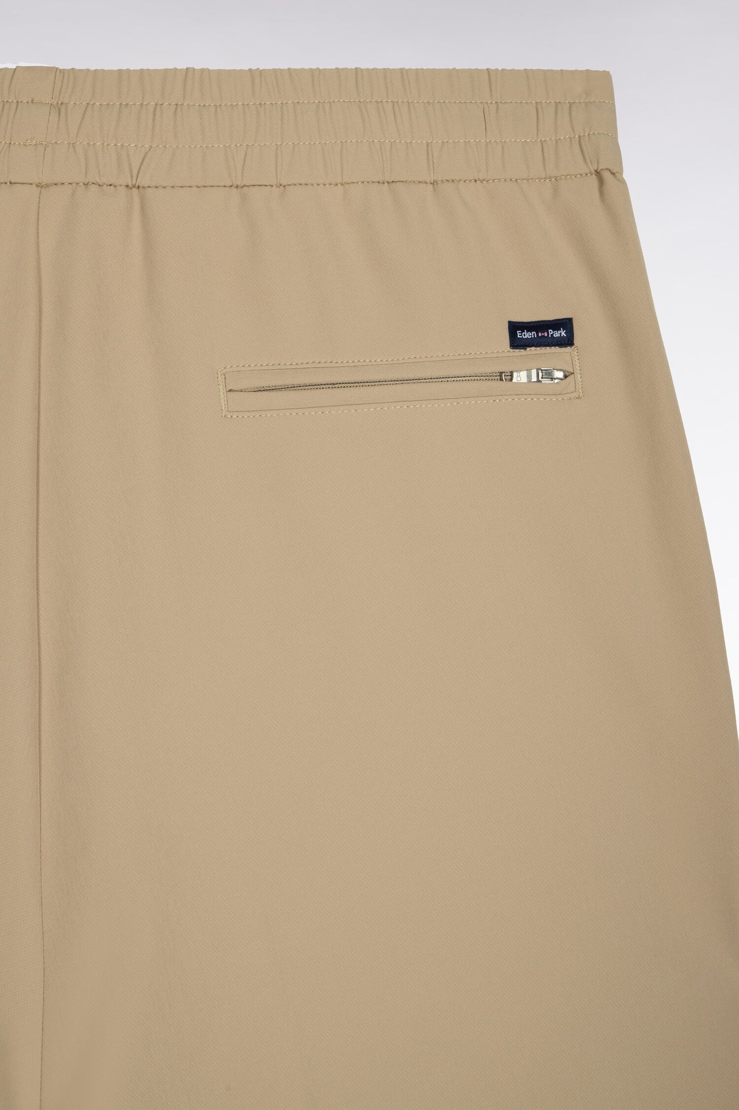 Pantalon à taille élastiquée en nylon stretch technique beige coupe Modern