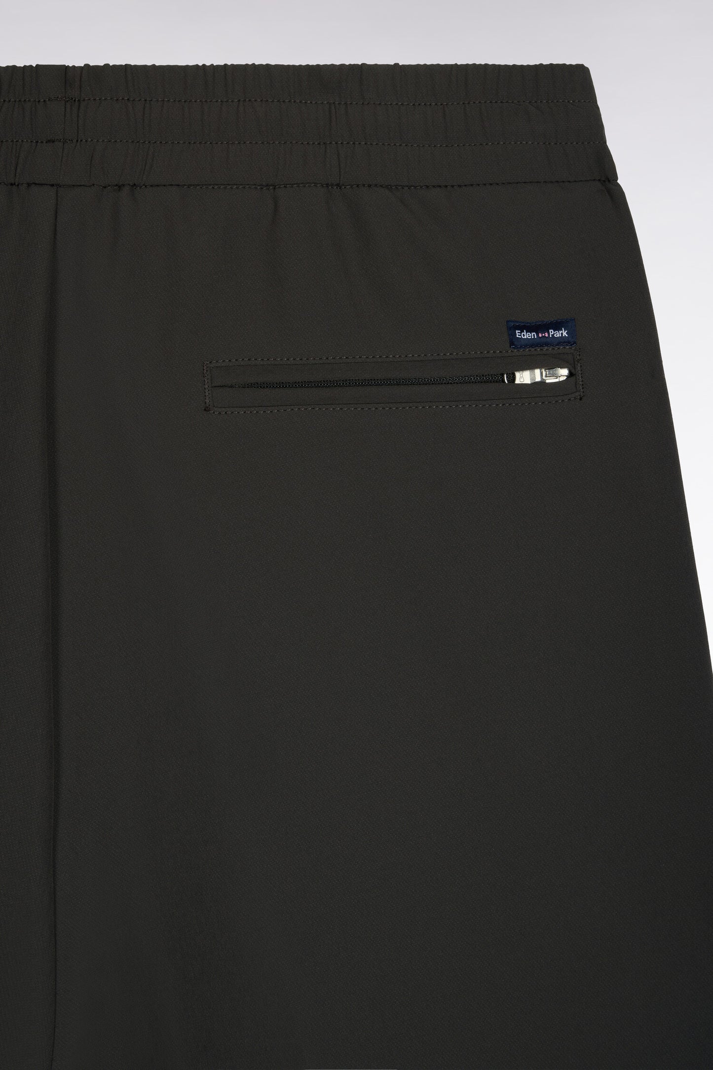 Pantalon à taille élastiquée en nylon stretch technique kaki coupe Modern