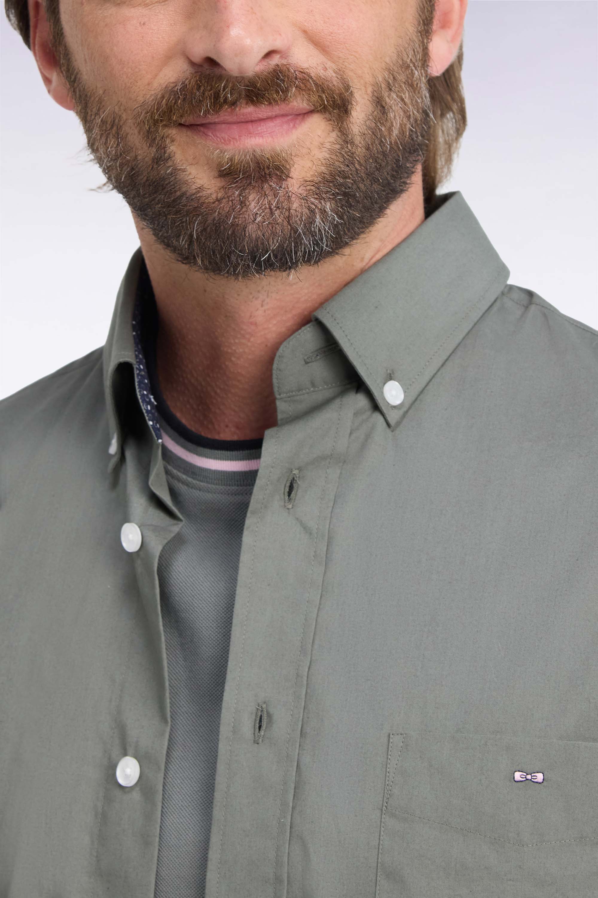 camisa de algodón caqui con detalles micromotivos corte recto