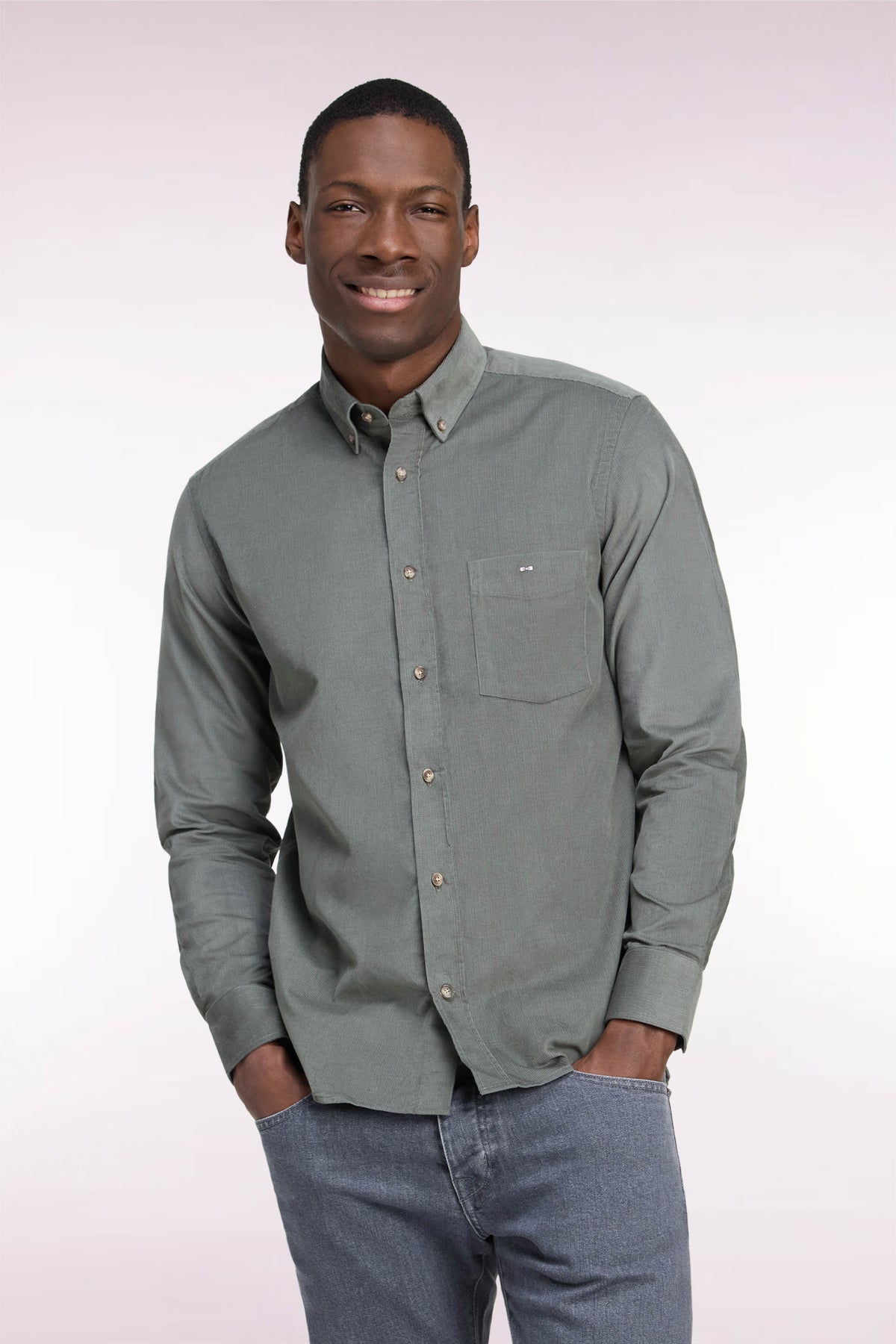 Chemise en coton côtelé vert olive coupe droite