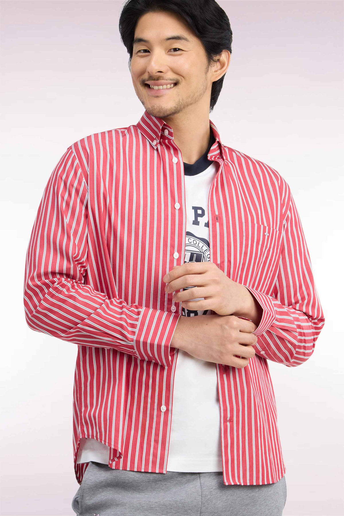 Chemise en coton rouge à rayures écrues coupe droite
