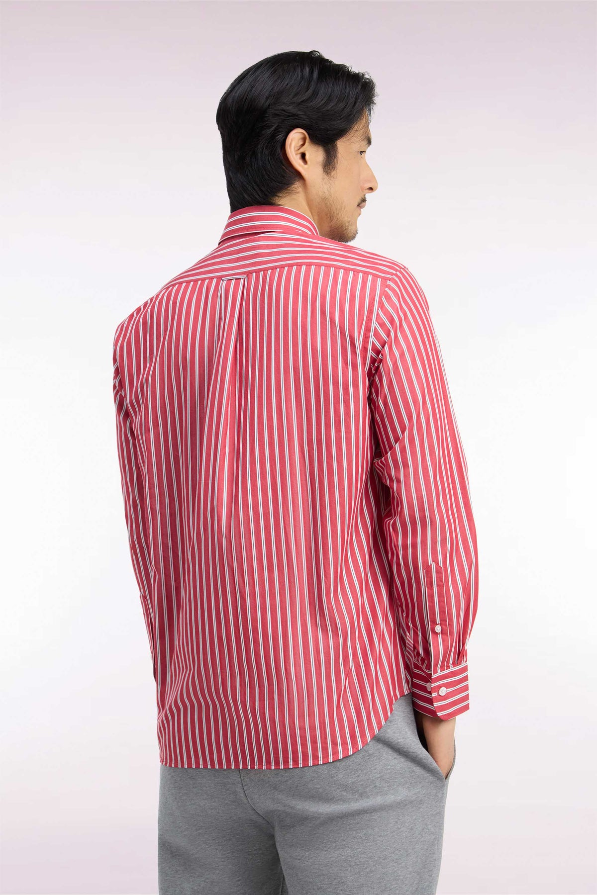 Chemise en coton rouge à rayures écrues coupe droite