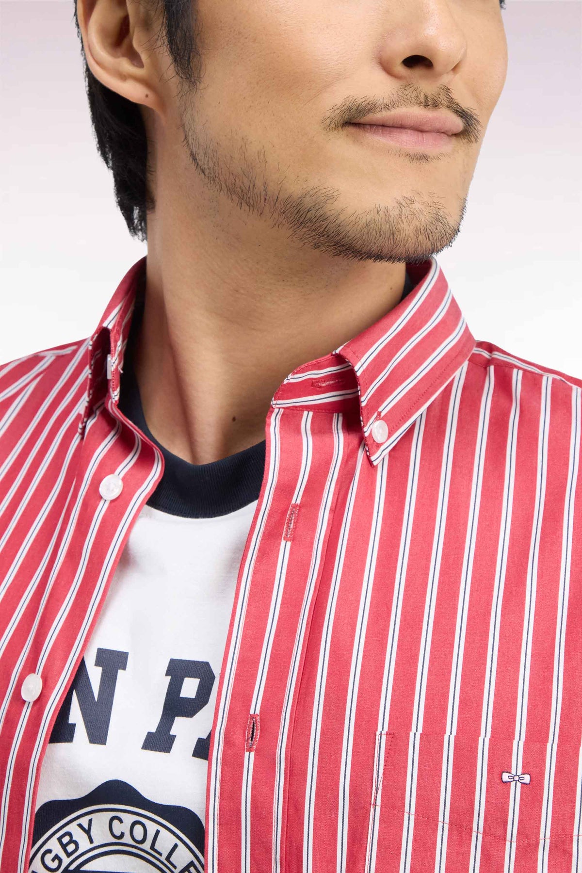 Chemise en coton rouge à rayures écrues coupe droite