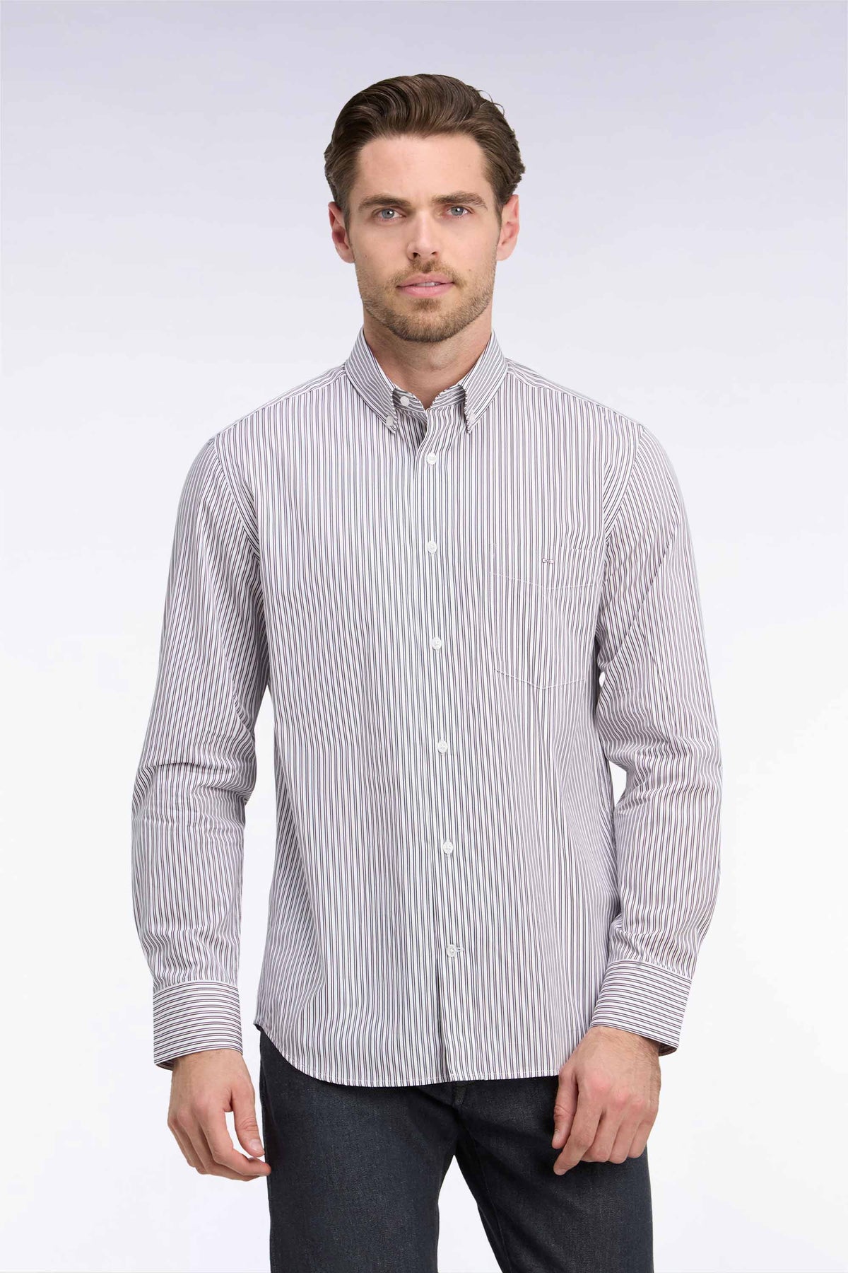 Chemise en coton à rayures marine et rose coupe droite