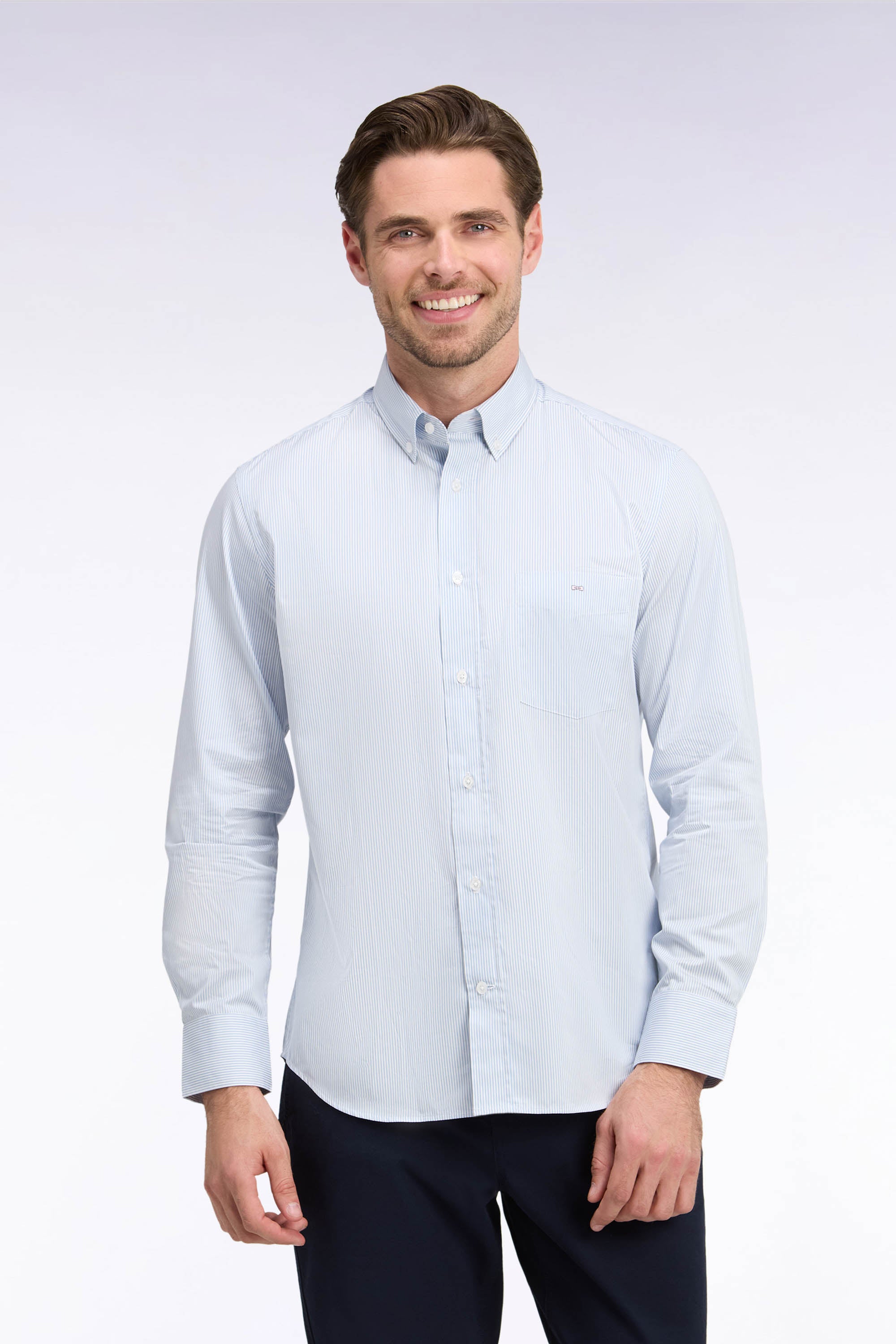 Chemise en coton blanc à fines rayures ciel coupe droite