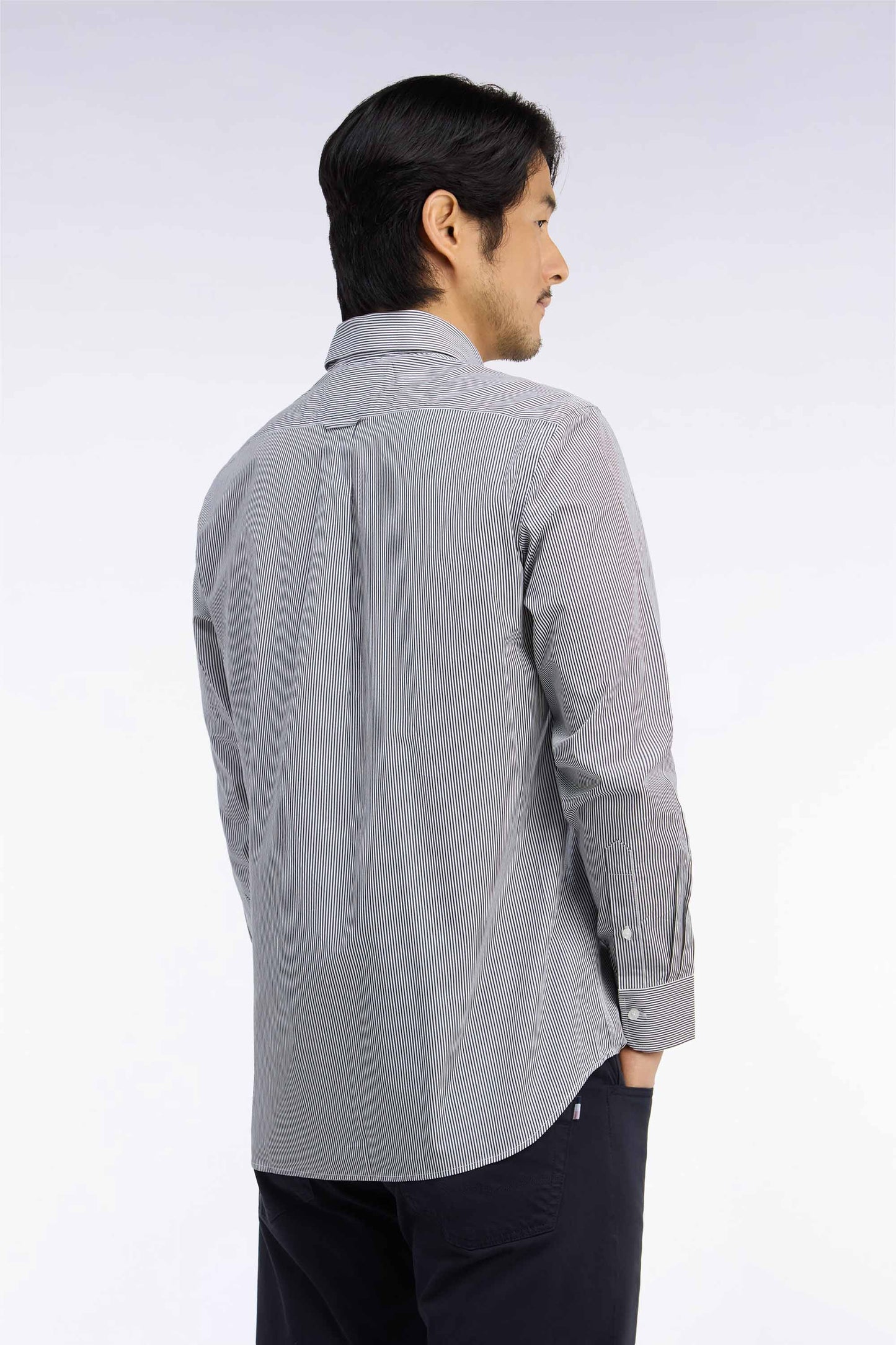 Chemise en coton blanc à fines rayures marine coupe droite