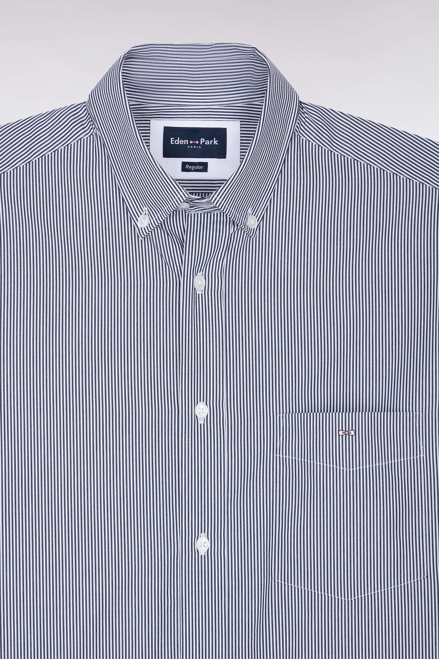 Chemise en coton blanc à fines rayures marine coupe droite