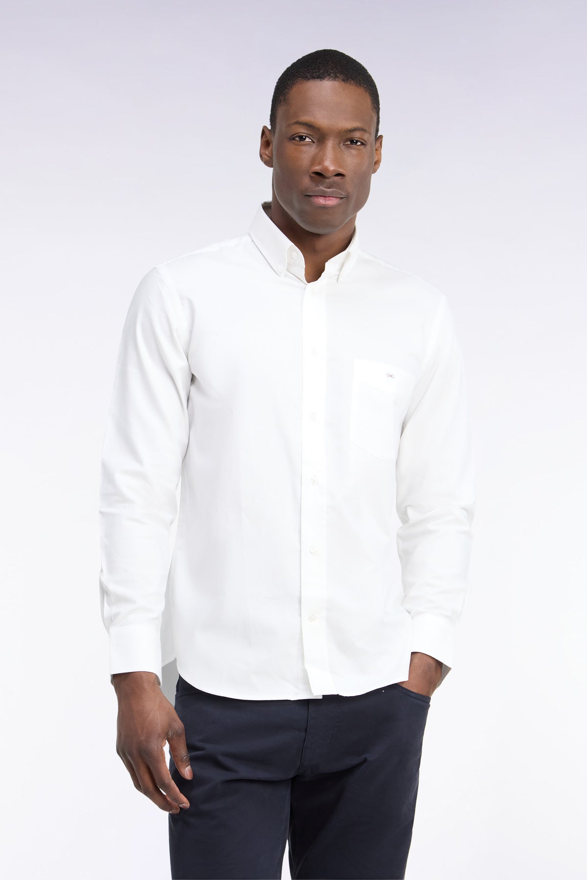 Chemise unie en coton blanc coupe droite