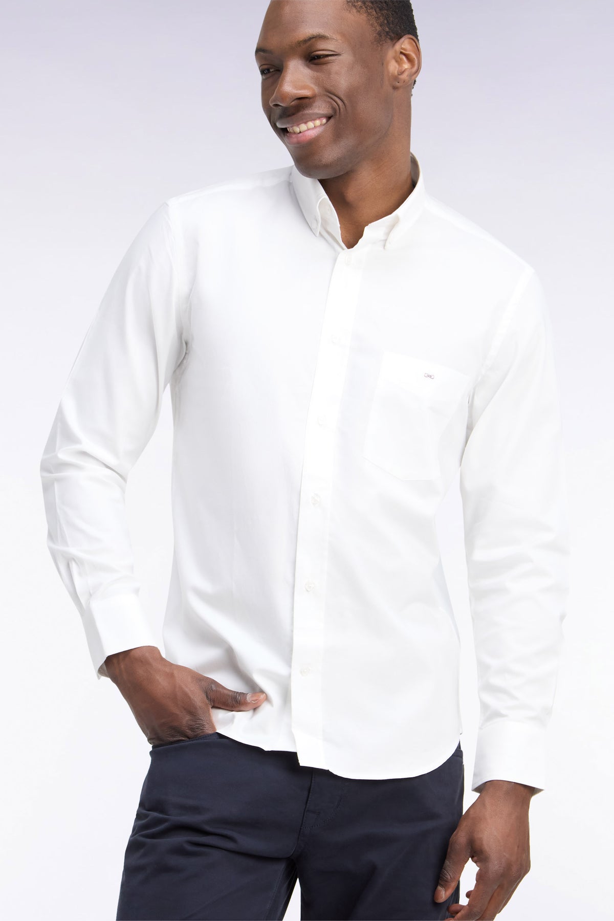 Chemise unie en coton blanc coupe droite