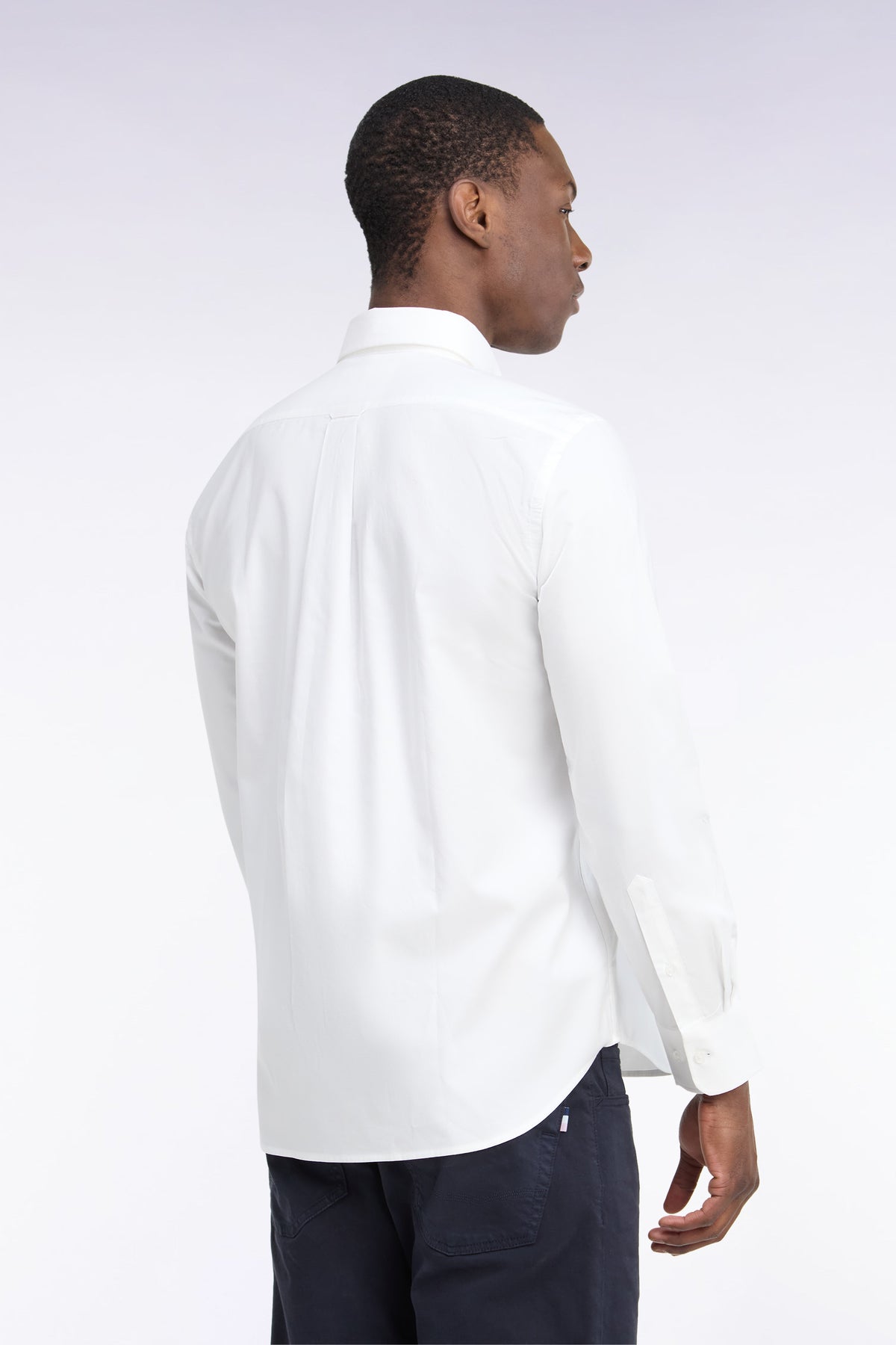Chemise unie en coton blanc coupe droite