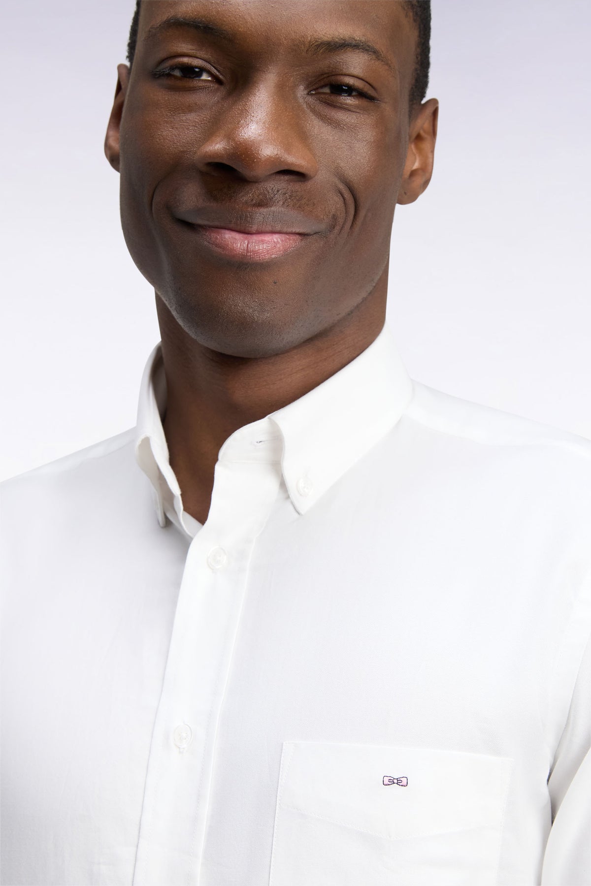 Chemise unie en coton blanc coupe droite