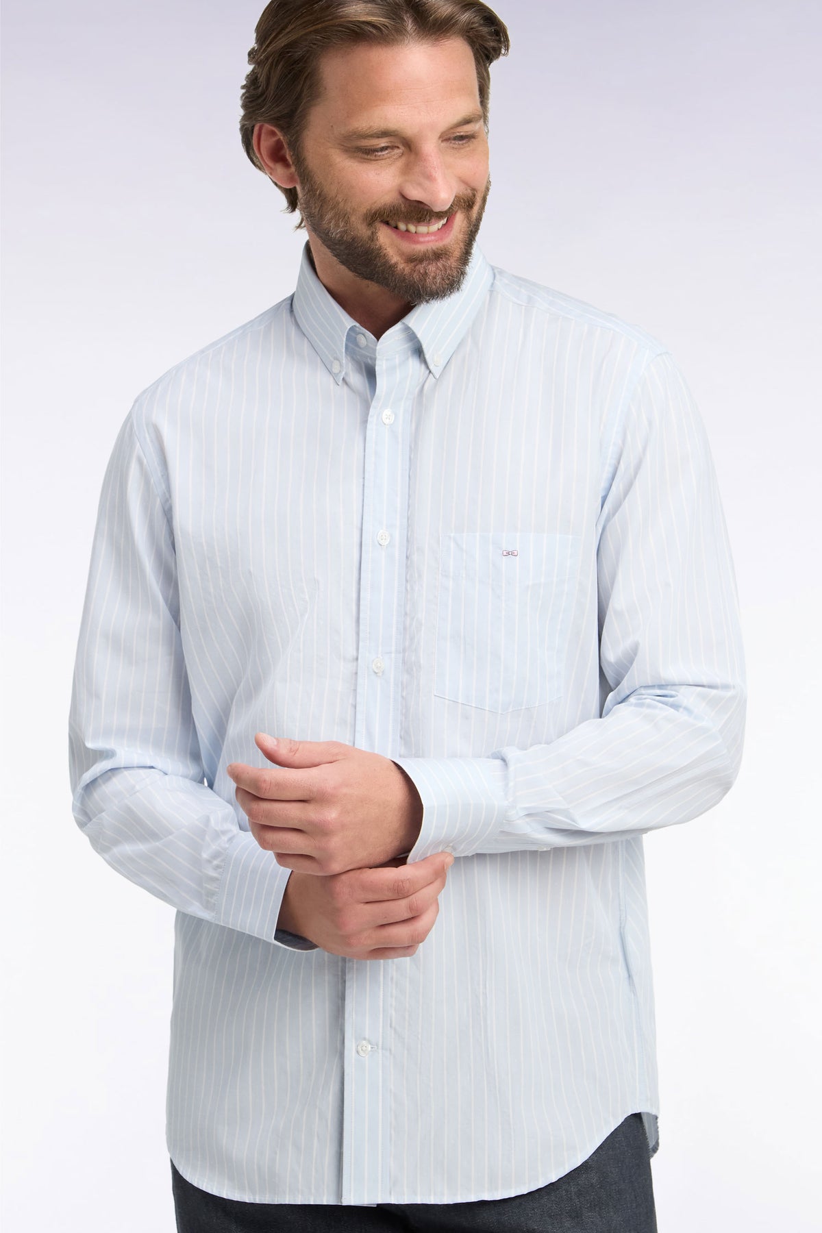 Chemise en coton blanc tissé à rayures ciel coupe droite