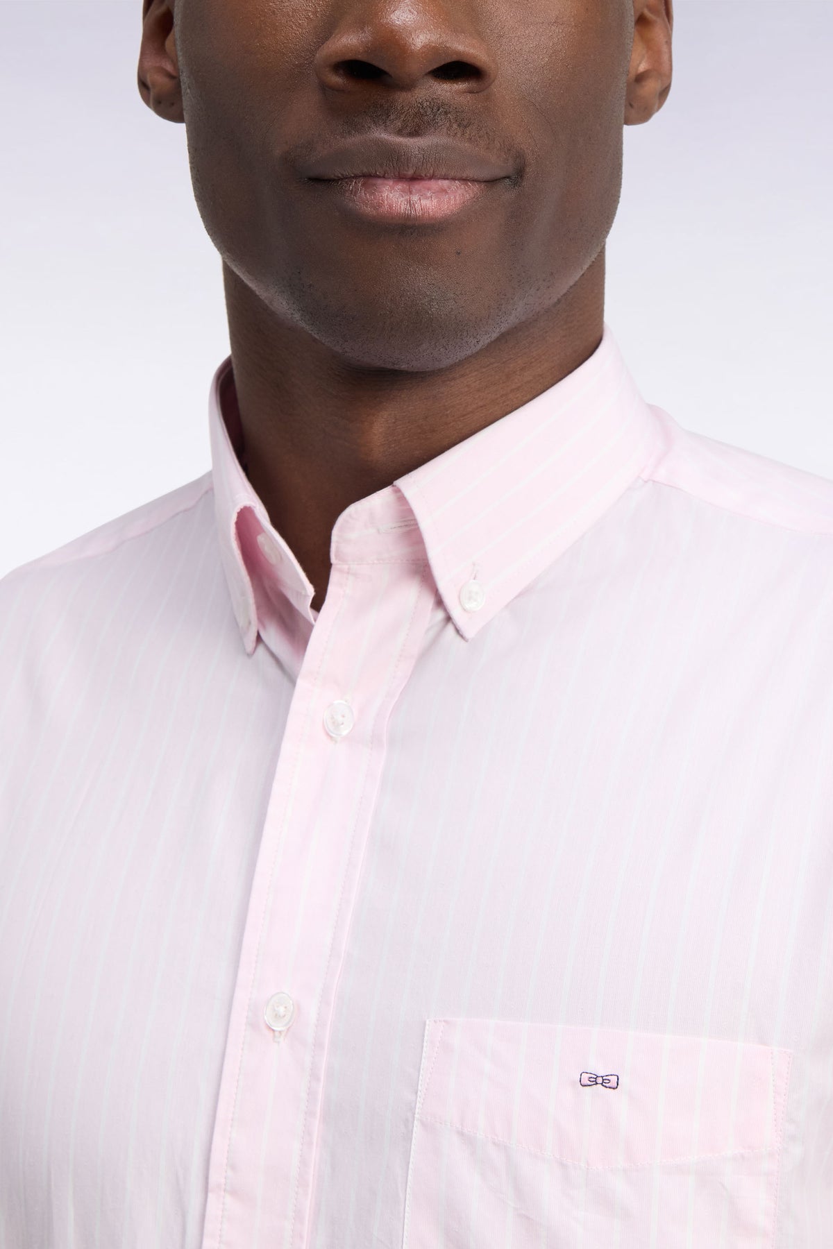 Chemise en coton blanc tissé à rayures roses coupe droite