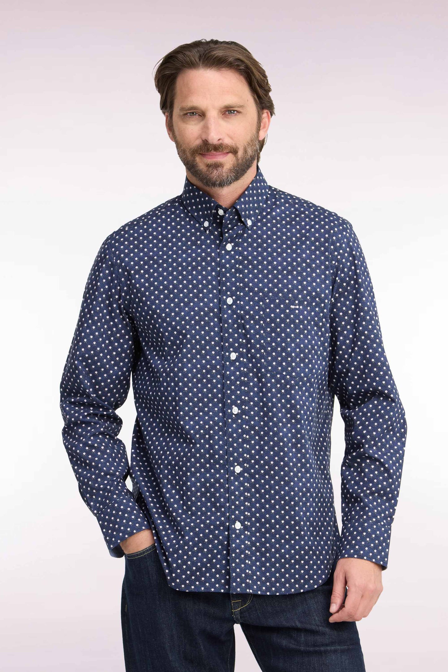 Chemise en coton marine à micromotifs fleurs blanches coupe droite