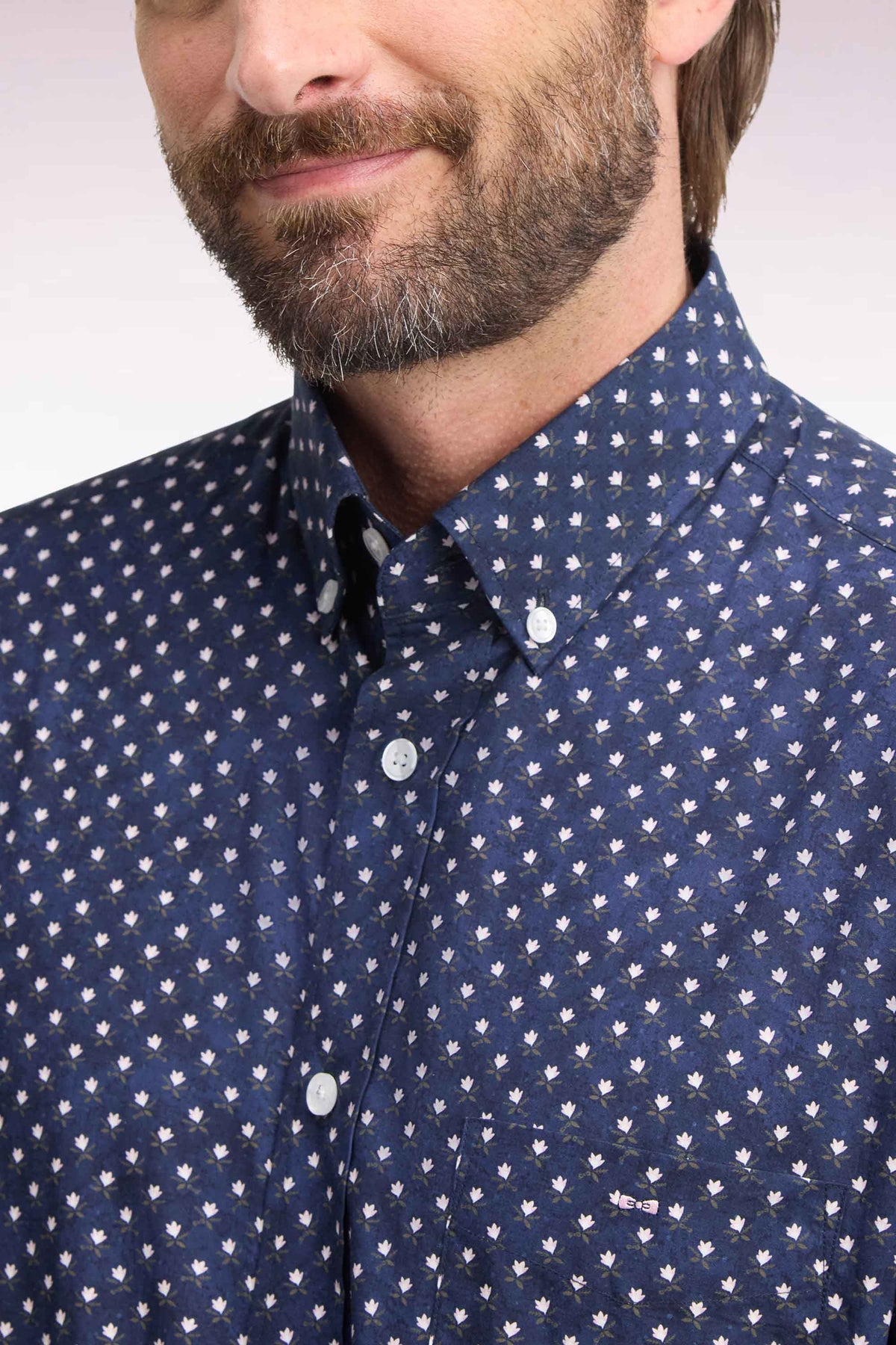 Chemise en coton marine à micromotifs fleurs blanches coupe droite