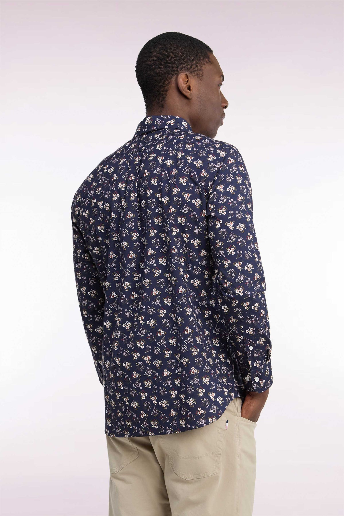 Chemise en coton marine à micromotifs fleurs coupe droite