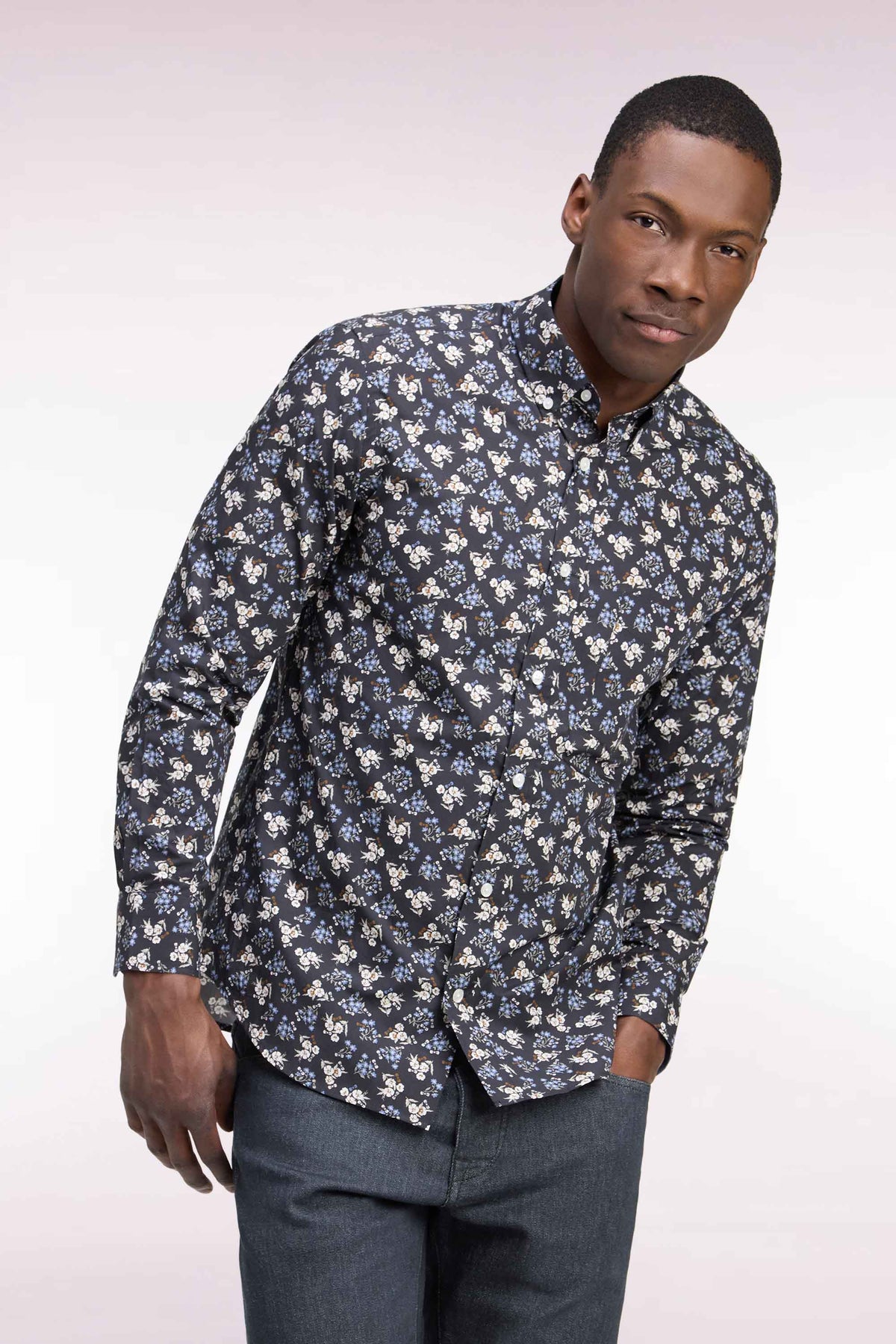 Chemise en coton marron à micromotifs fleurs coupe droite