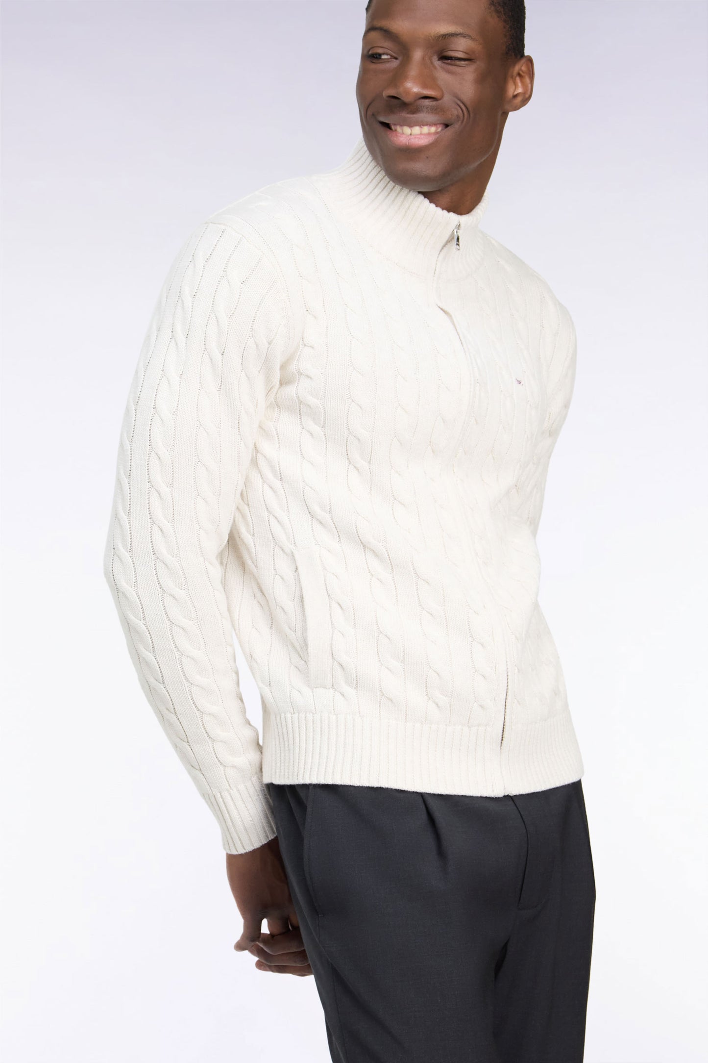 Cardigan à torsades zippé en coton écru coupe droite