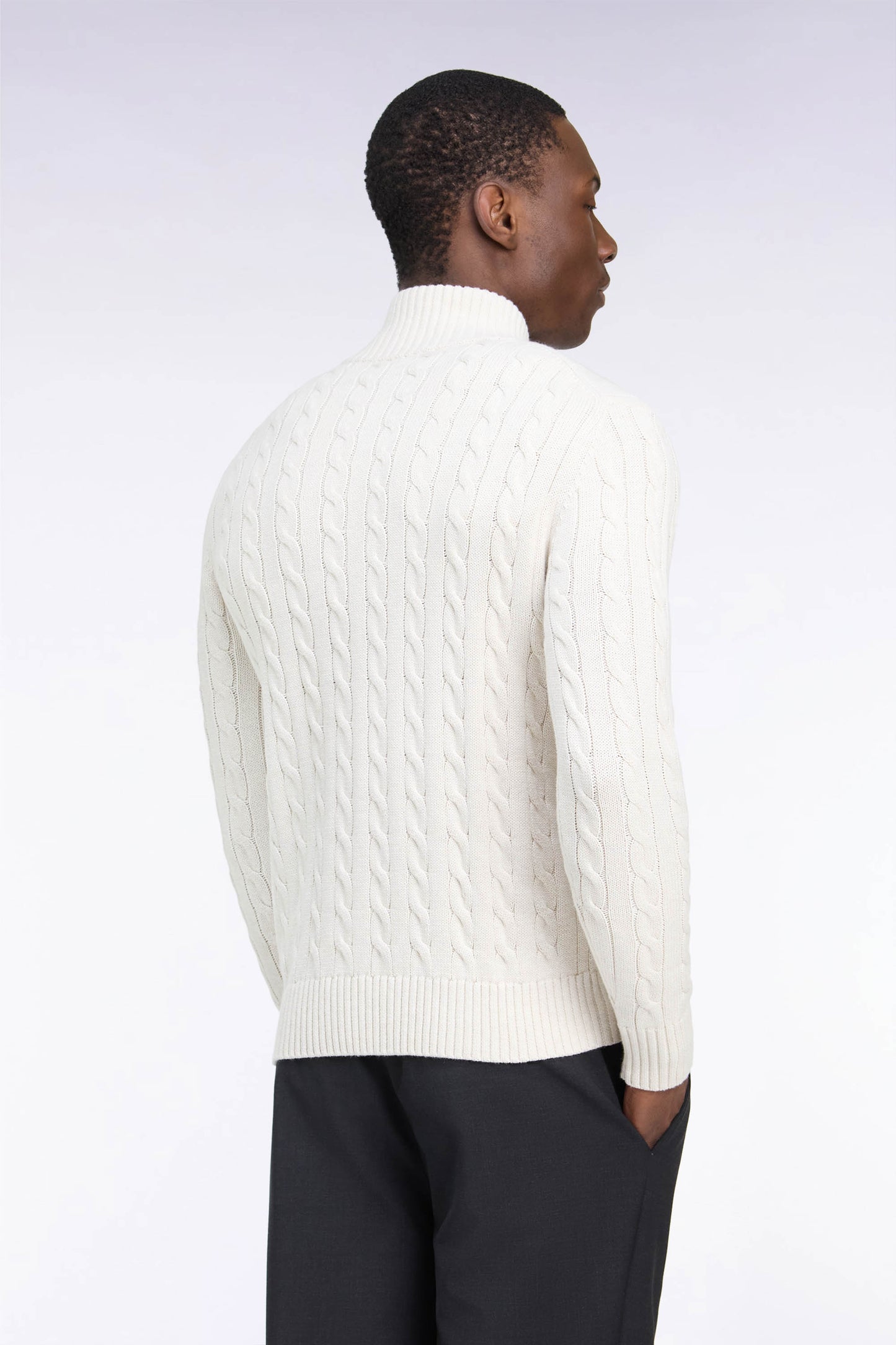 Cardigan à torsades zippé en coton écru coupe droite