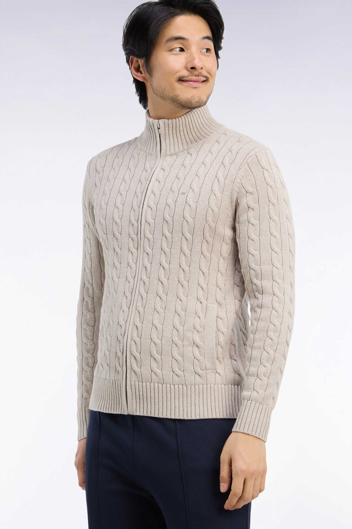 Cardigan à torsades zippé en coton beige coupe droite