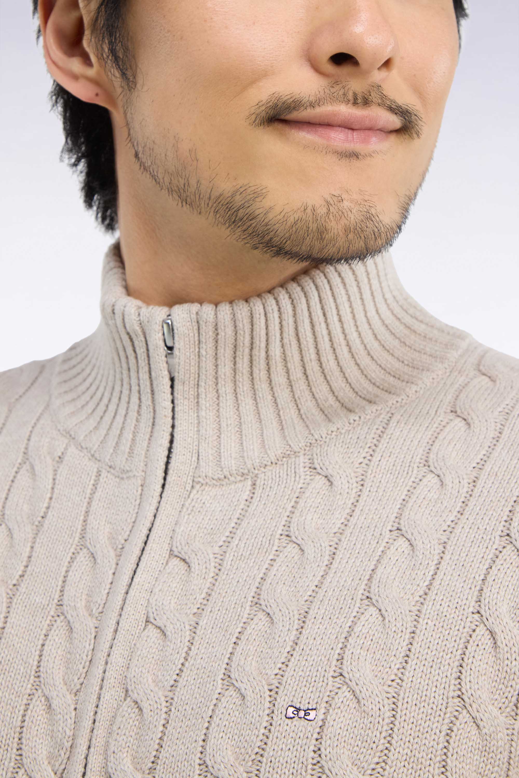 Cardigan à torsades zippé en coton beige coupe droite