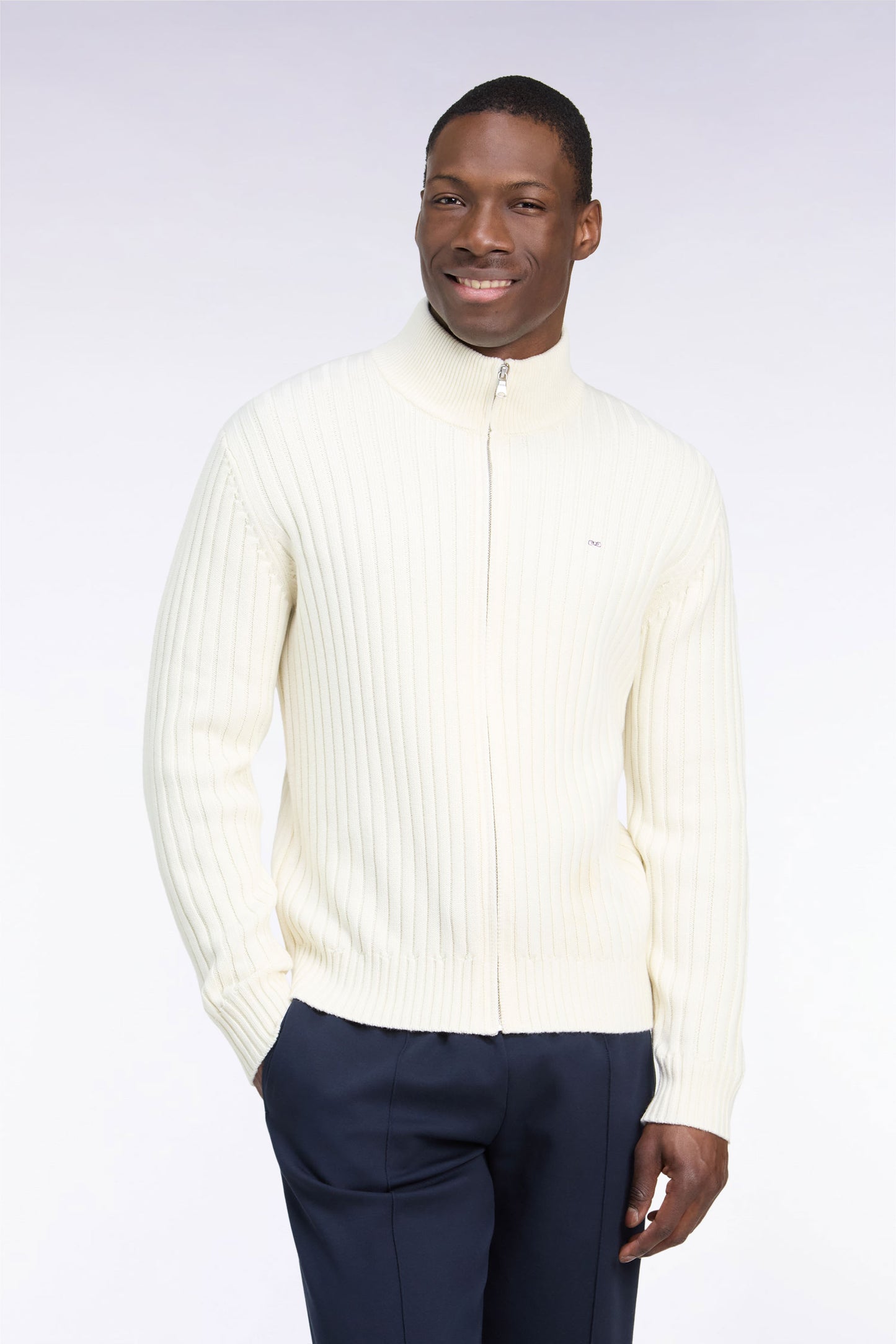 Cardigan zippé à col camionneur en laine et coton écru côtelé coupe droite