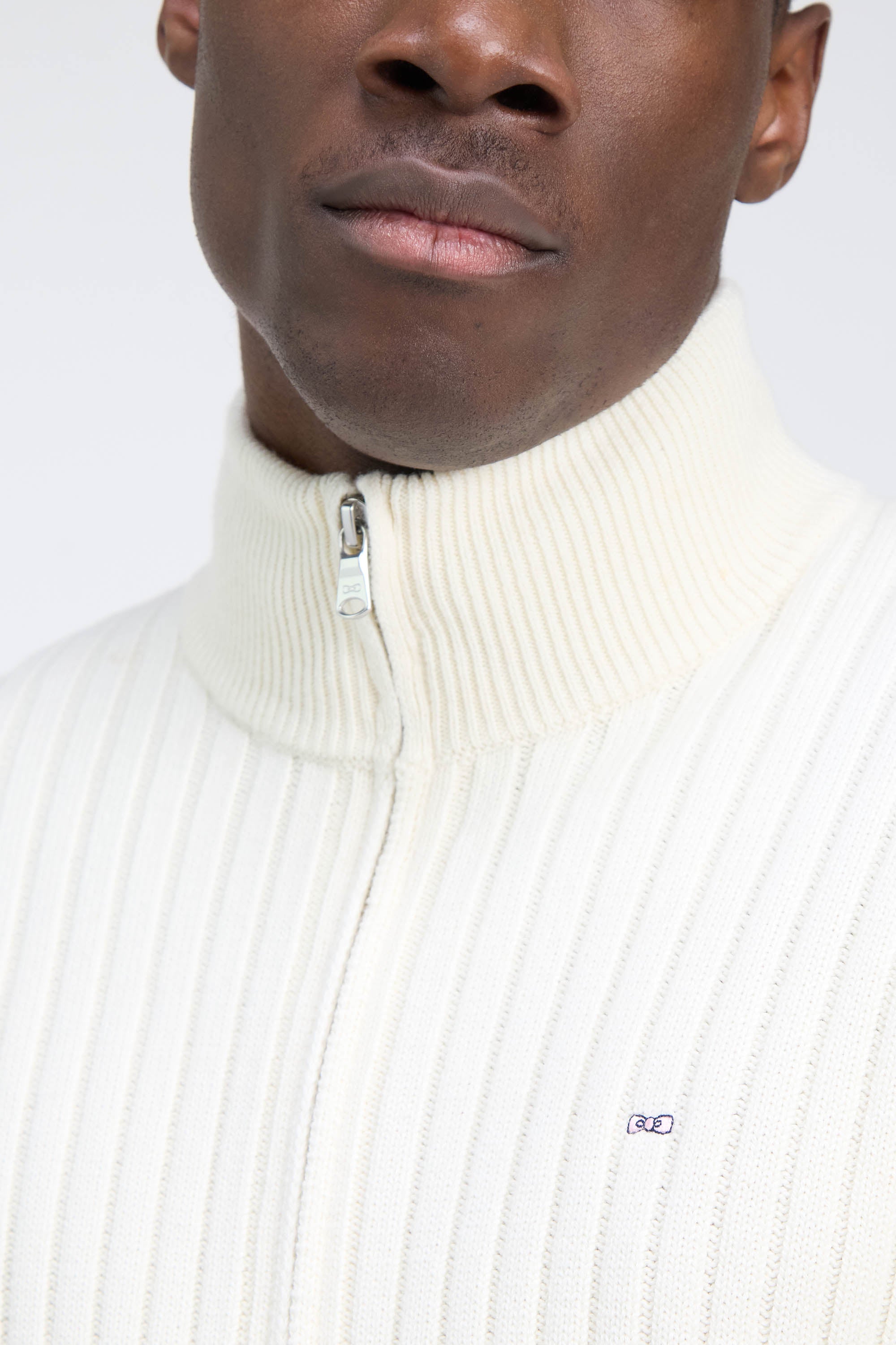 Cardigan zippé à col camionneur en laine et coton écru côtelé coupe droite