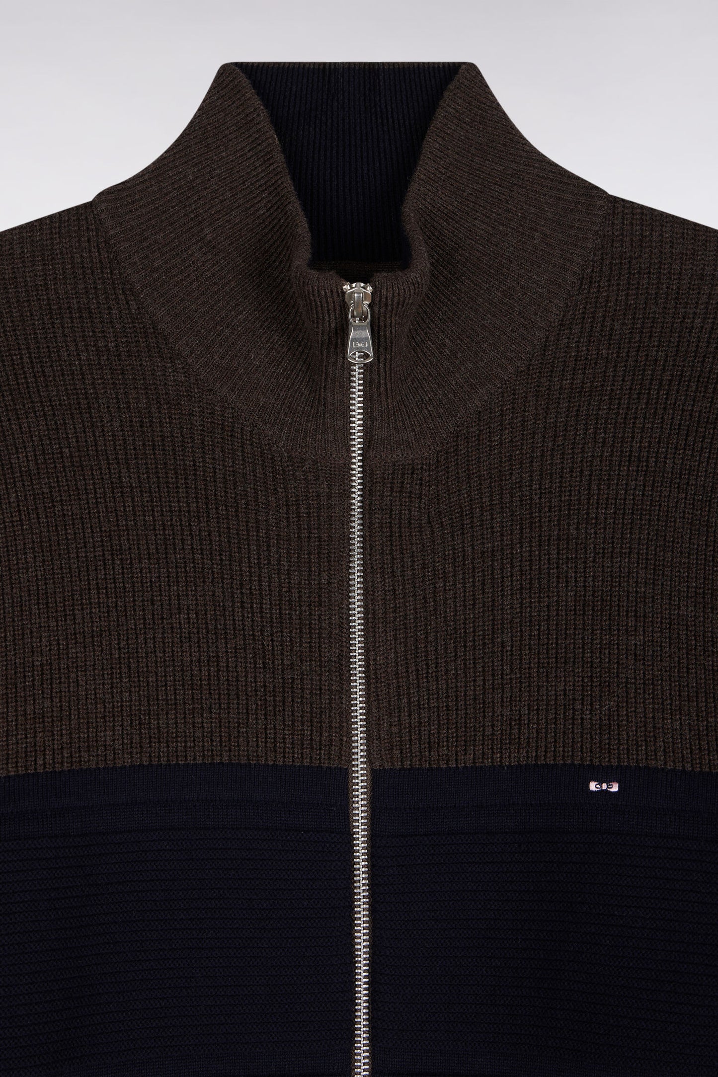Cardigan zippé bicolore en laine mérinos marine et marron coupe droite