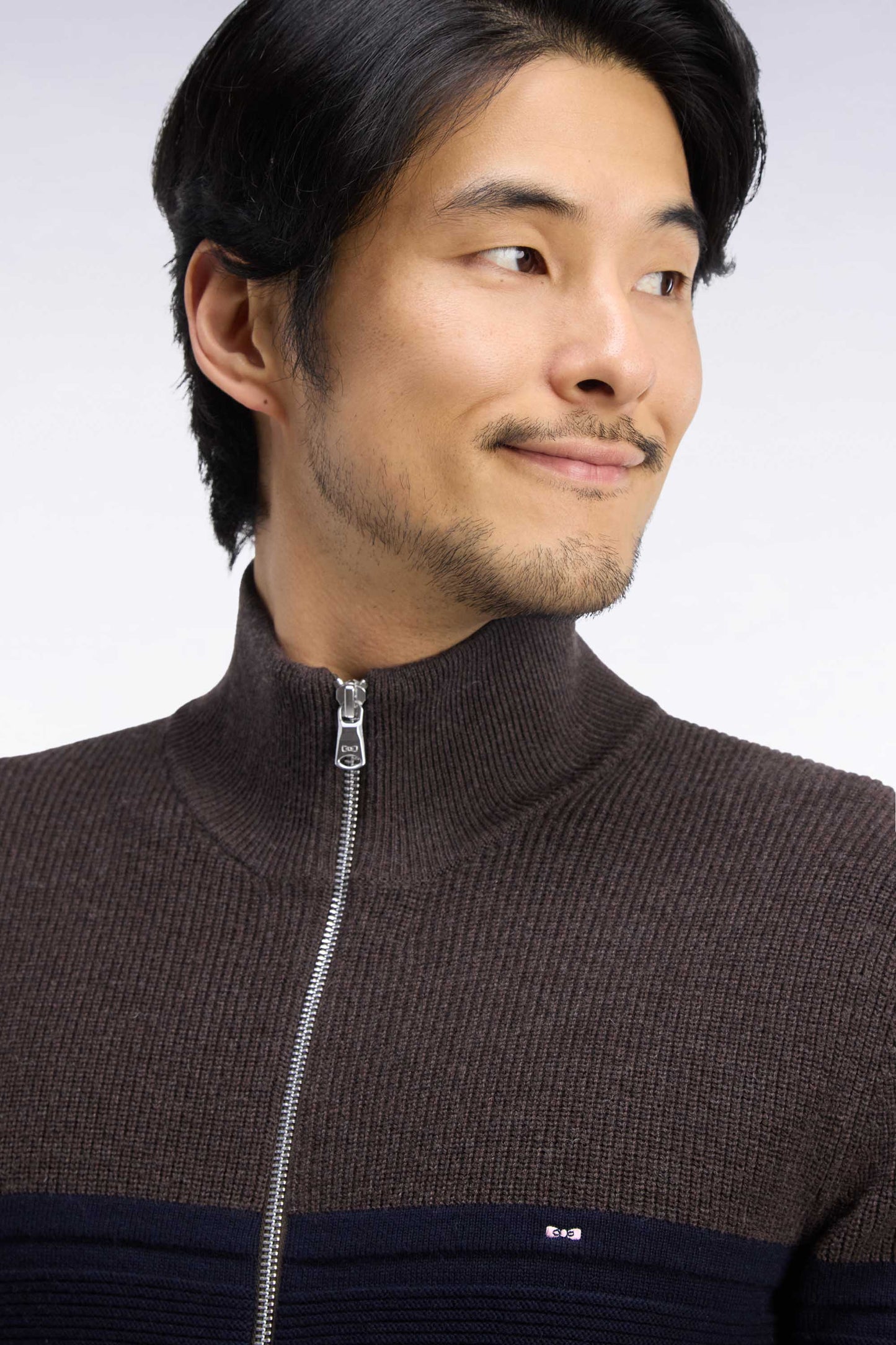 Cardigan zippé bicolore en laine mérinos marine et marron coupe droite