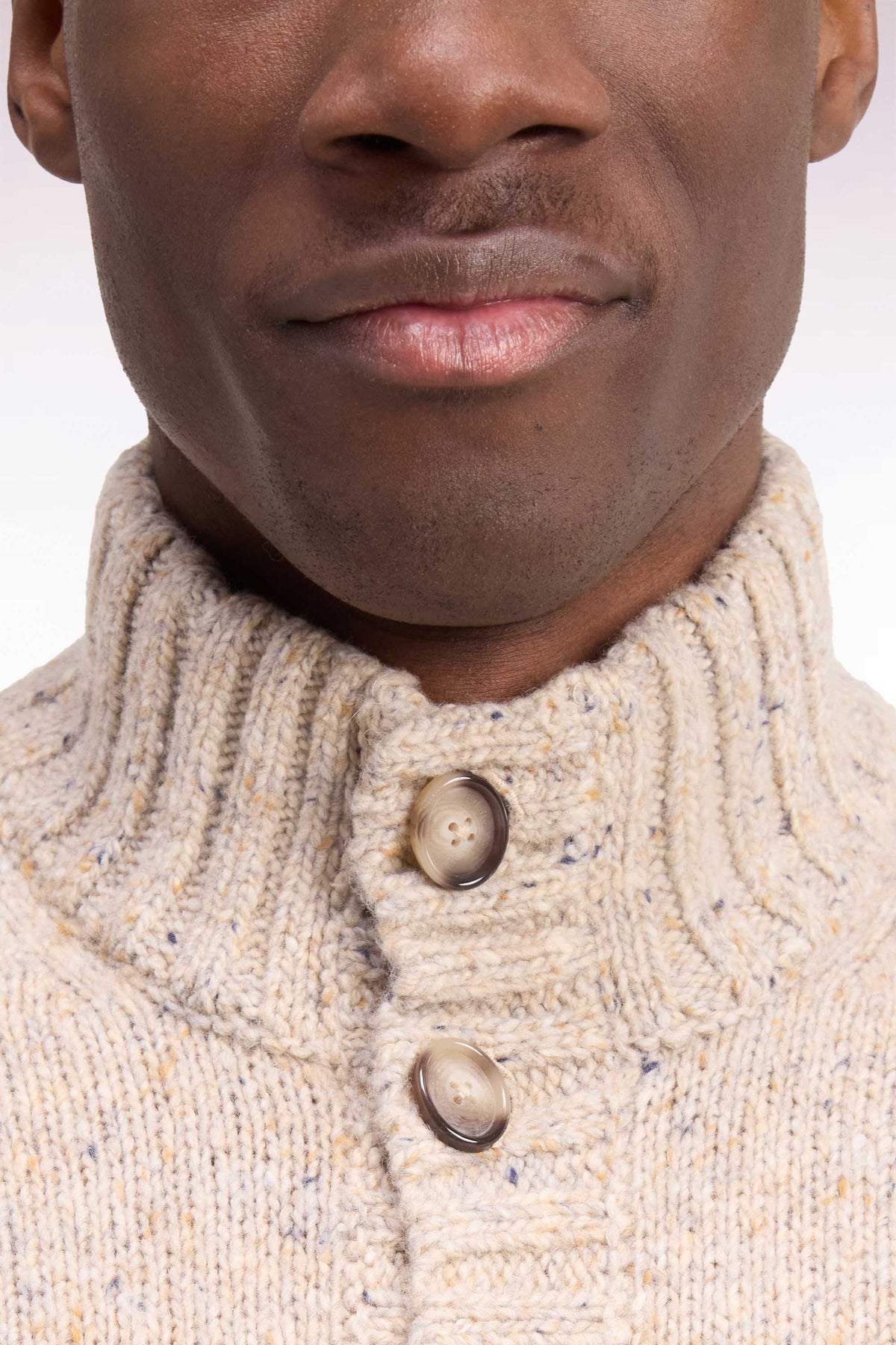 Cardigan boutonné en maille épaisse chinée écru coupe droite