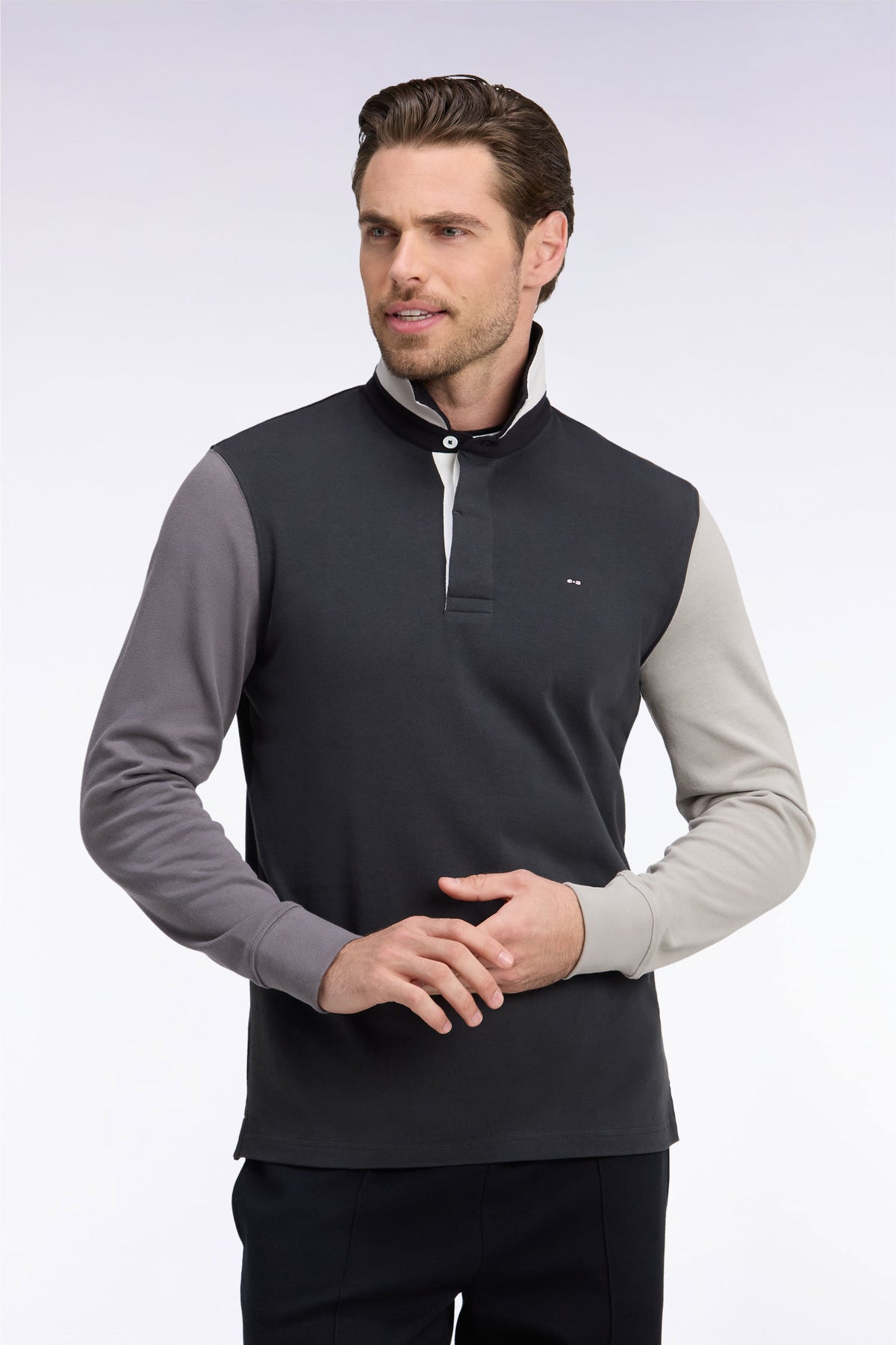 Maillot manches longues en jersey de coton gris foncé tricolore brodé coupe droite