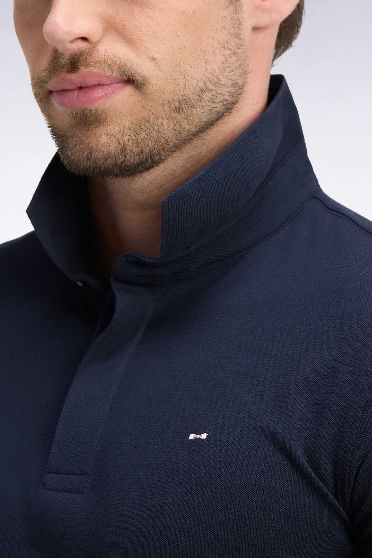 Polo manches courtes en coton stretch marine coupe ajustée