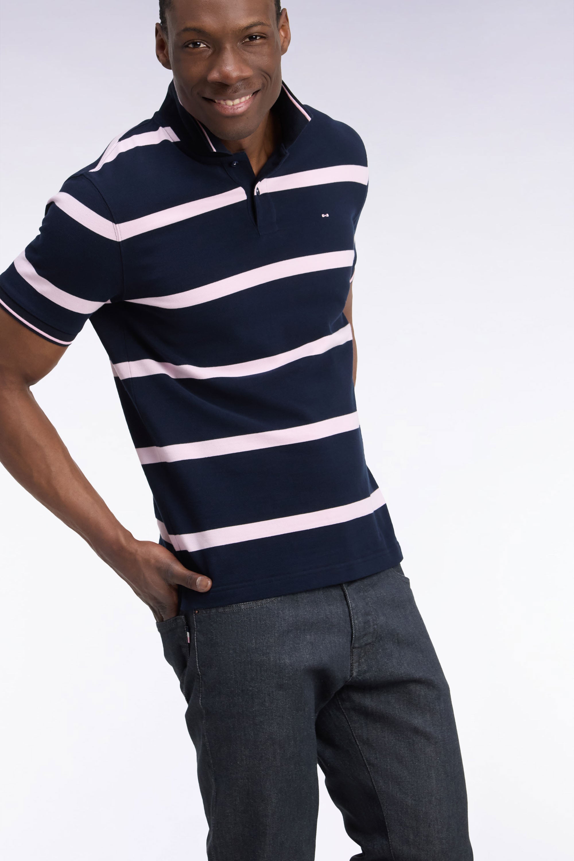 Polo manches courtes marine à rayures roses coupe droite