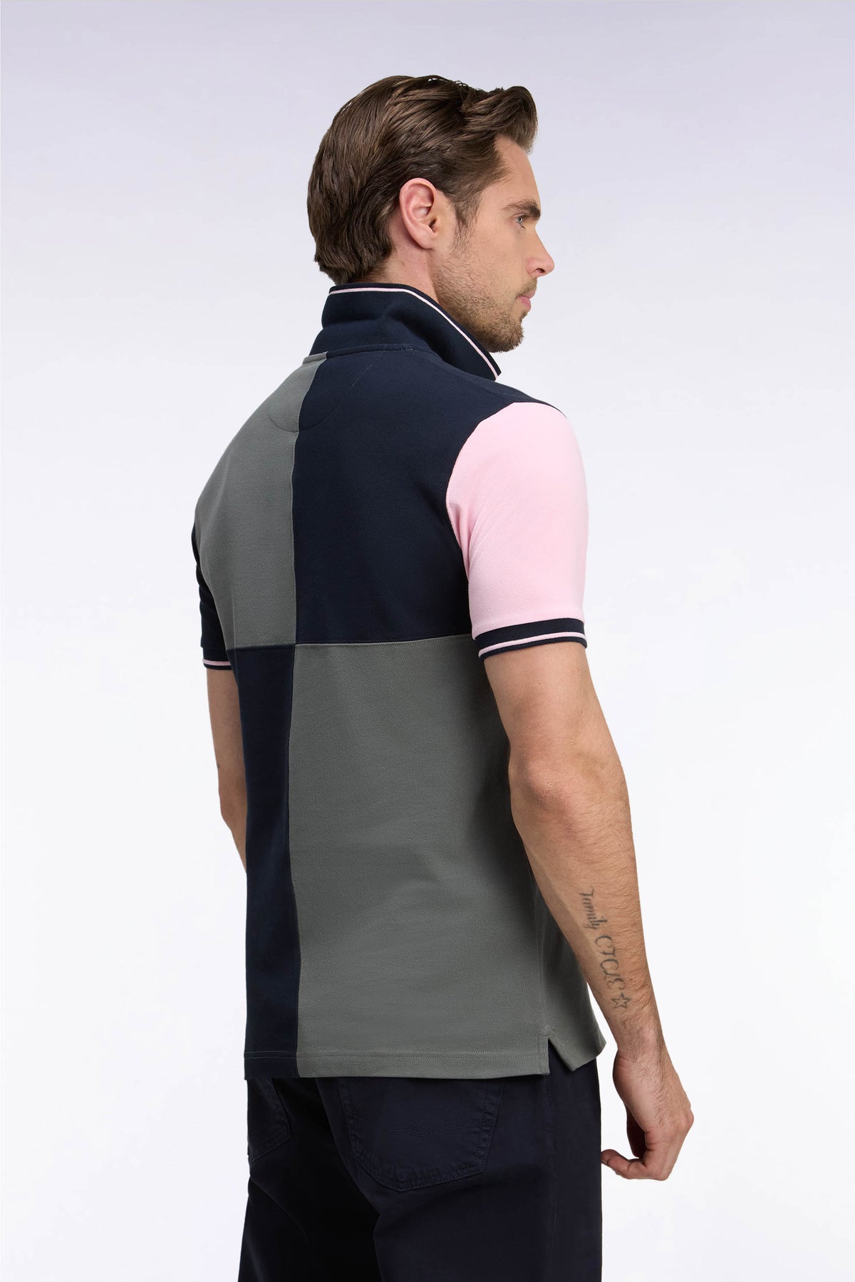 Polo manches courtes en piqué de coton tricolore à découpes kaki coupe droite