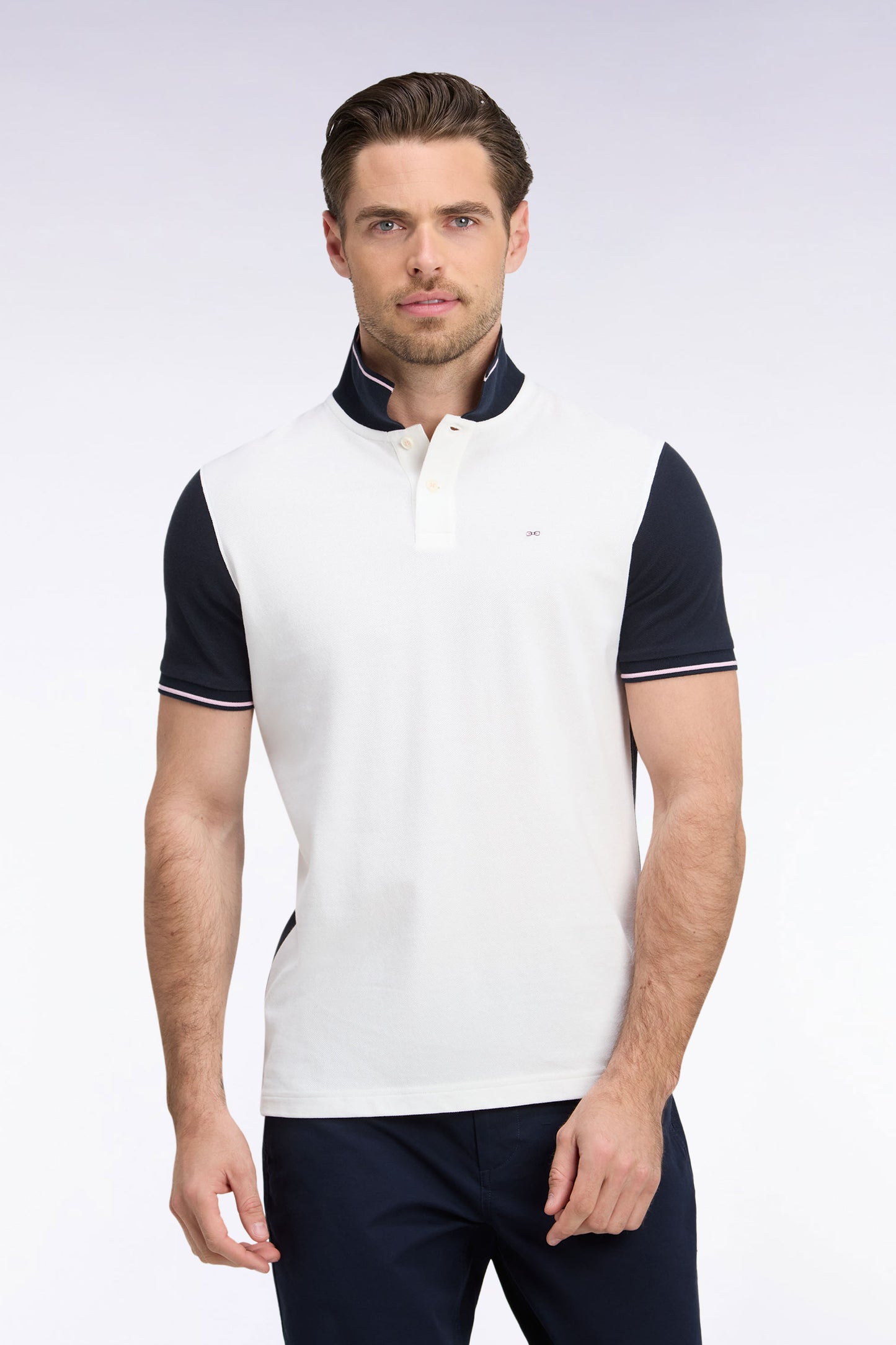 Polo manches courtes en piqué coton blanc et marine dos brodé coupe droite