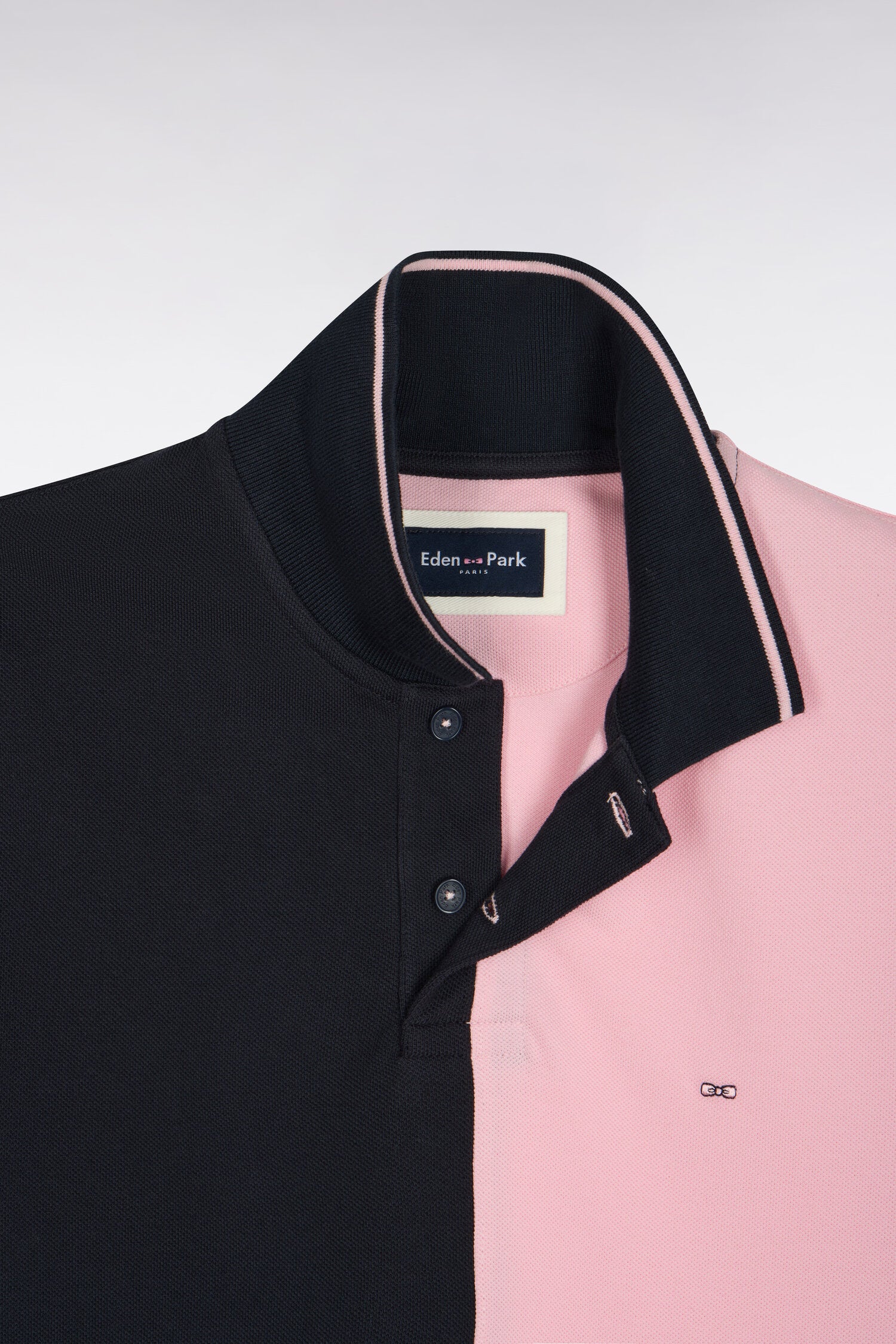 Polo manches courtes à découpe marine et roses coupe droite