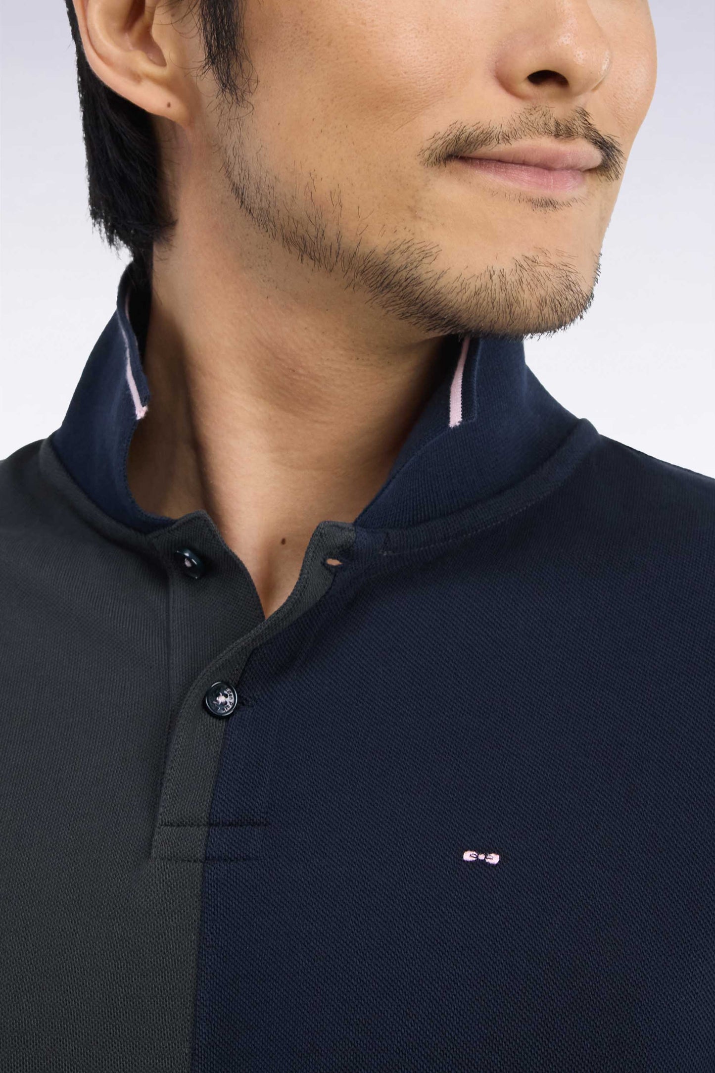 Polo manches courtes à découpes marine et kaki coupe droite